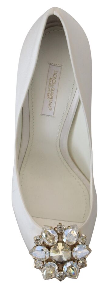 Satijnen pumps met peeptoe en witte kristallen