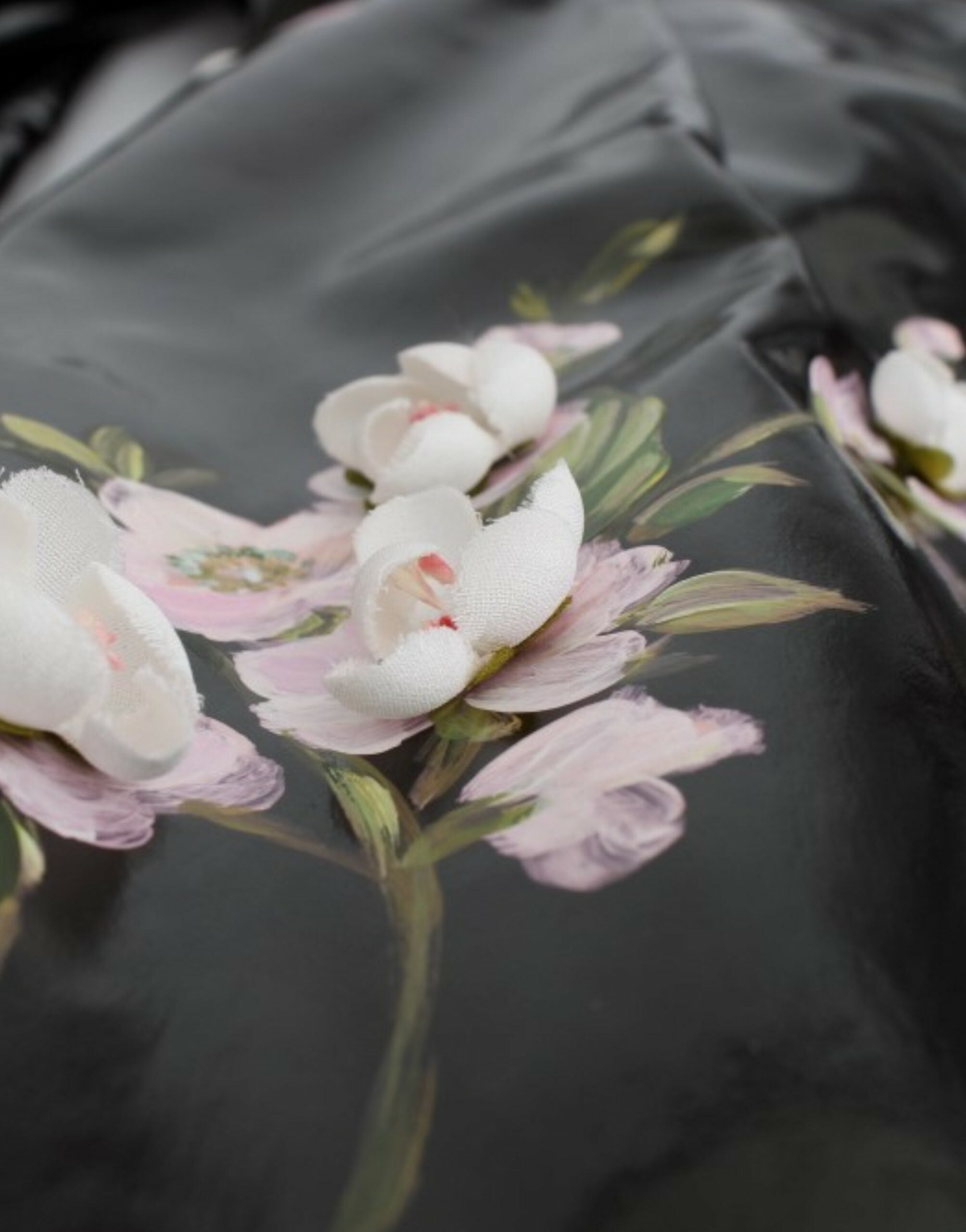 Zwarte lakjurk met HANDBESCHILDERDE bloemenprint