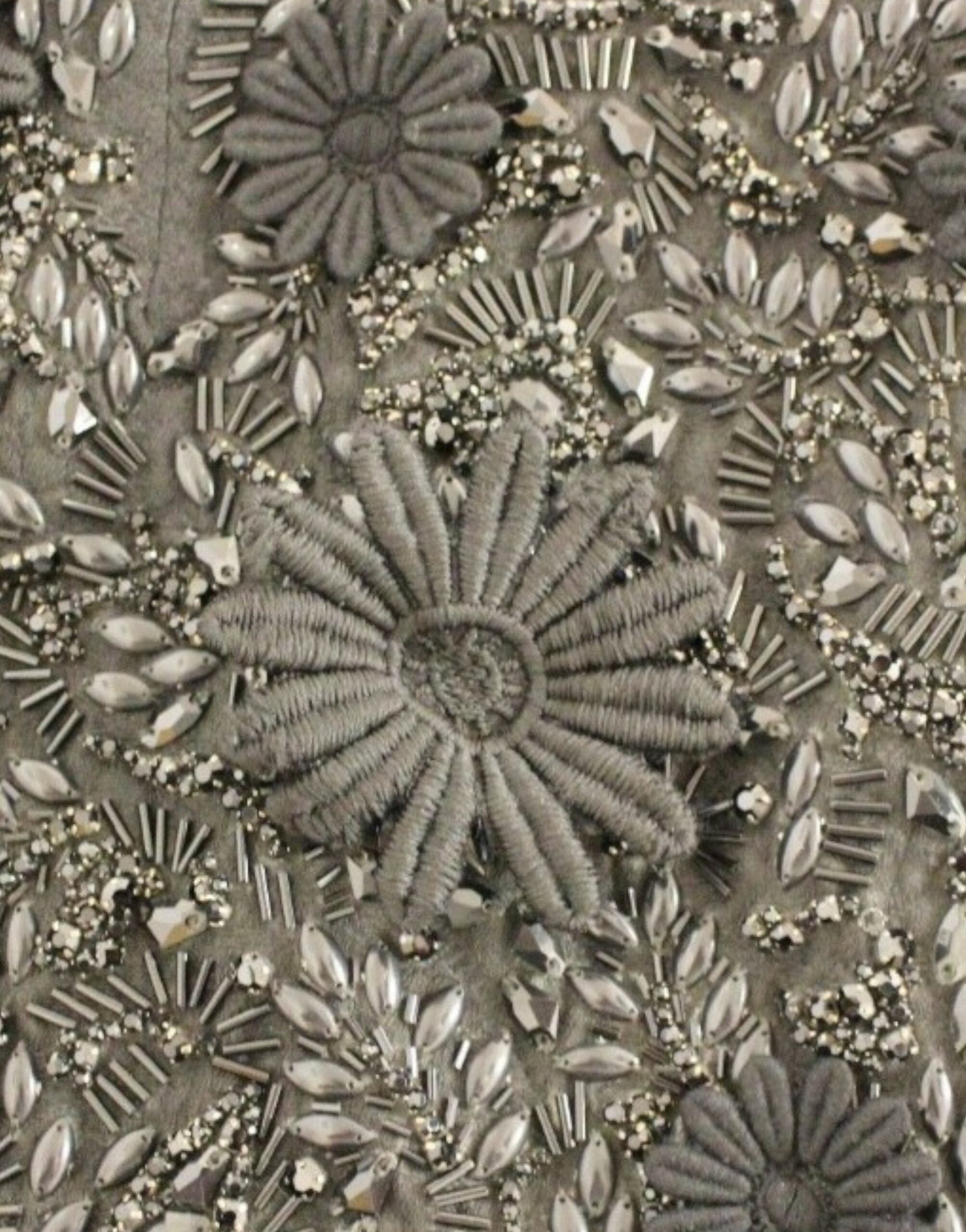 Zwarte jurk met bloemen en kristallen