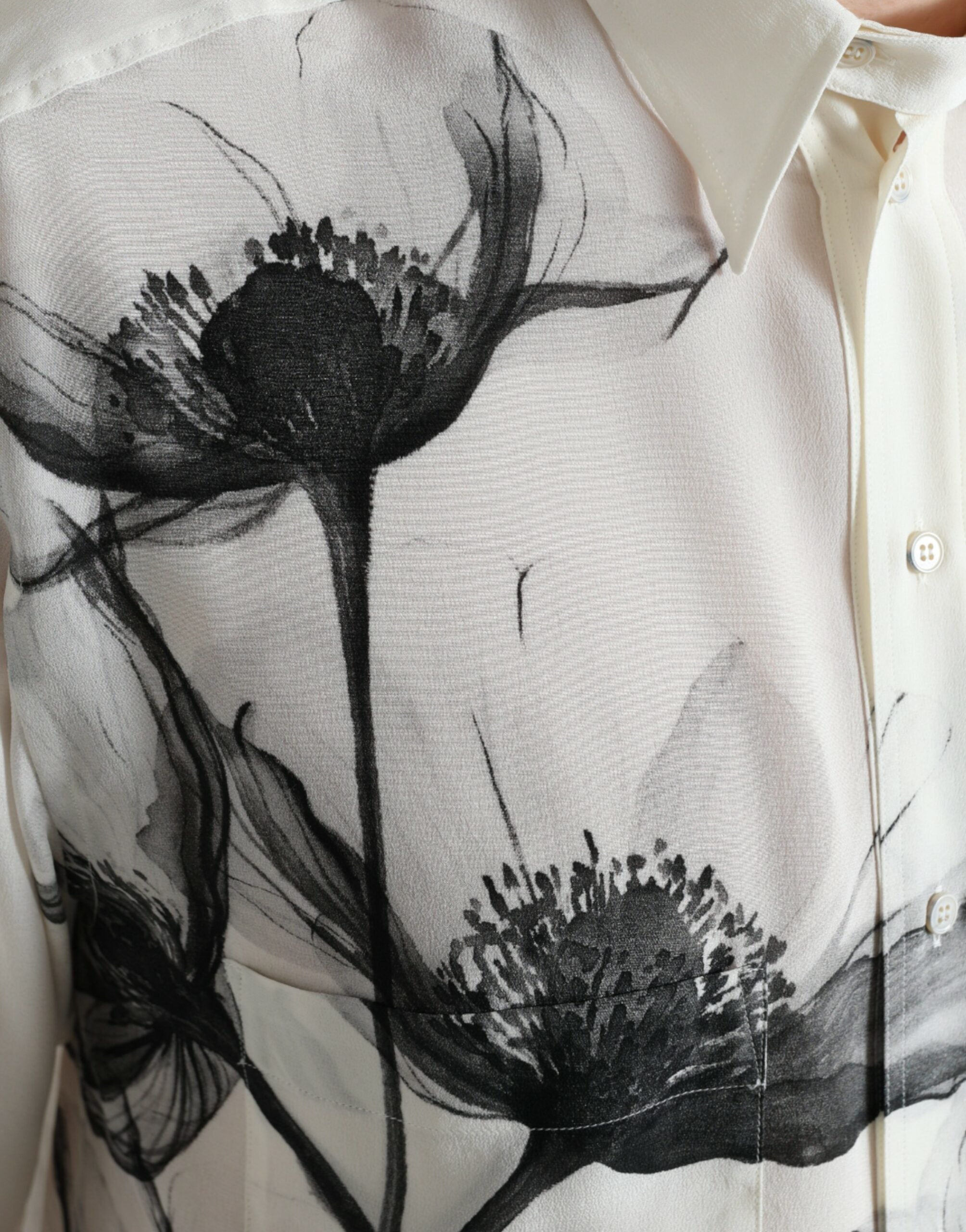 Witte zijden blouse met bloemenprint en kraag