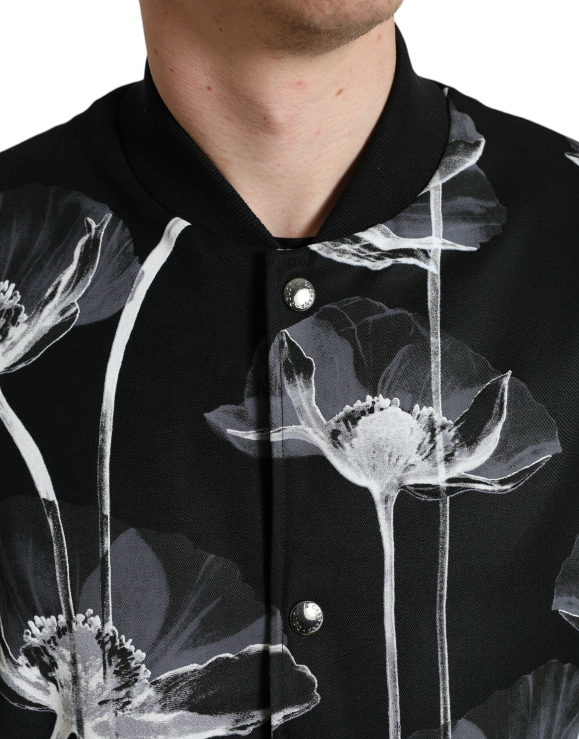 Zwarte wollen bomberjack met bloemenprint en knoopjes