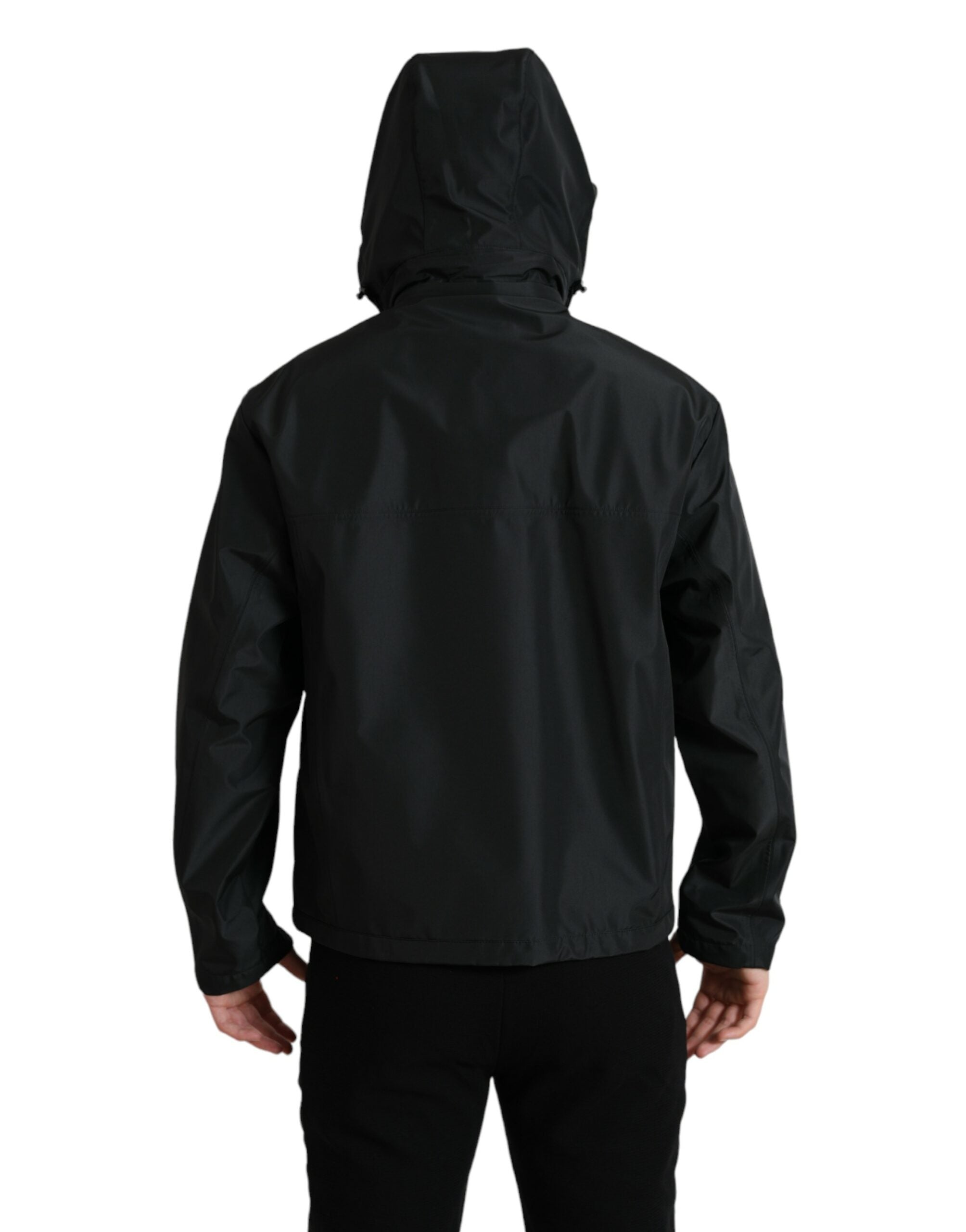 Zwarte polyester capuchonjas met logo-plaquette