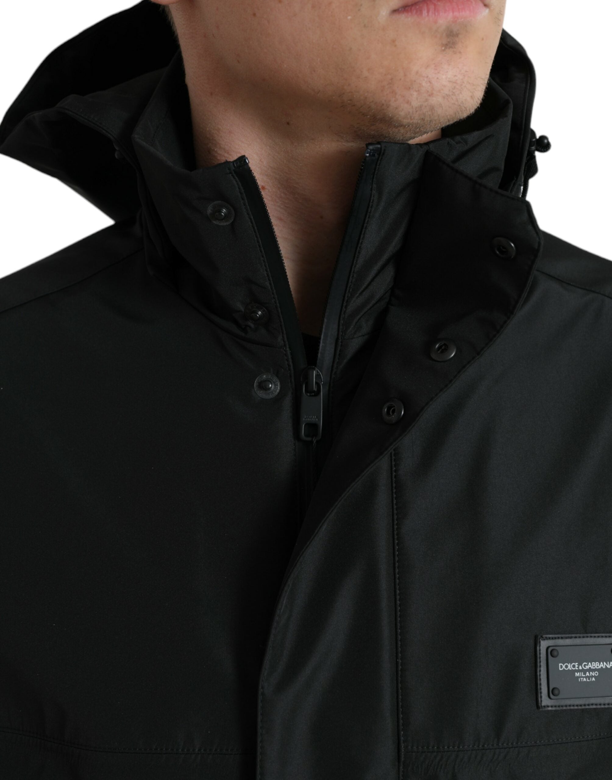 Zwarte polyester capuchonjas met logo-plaquette