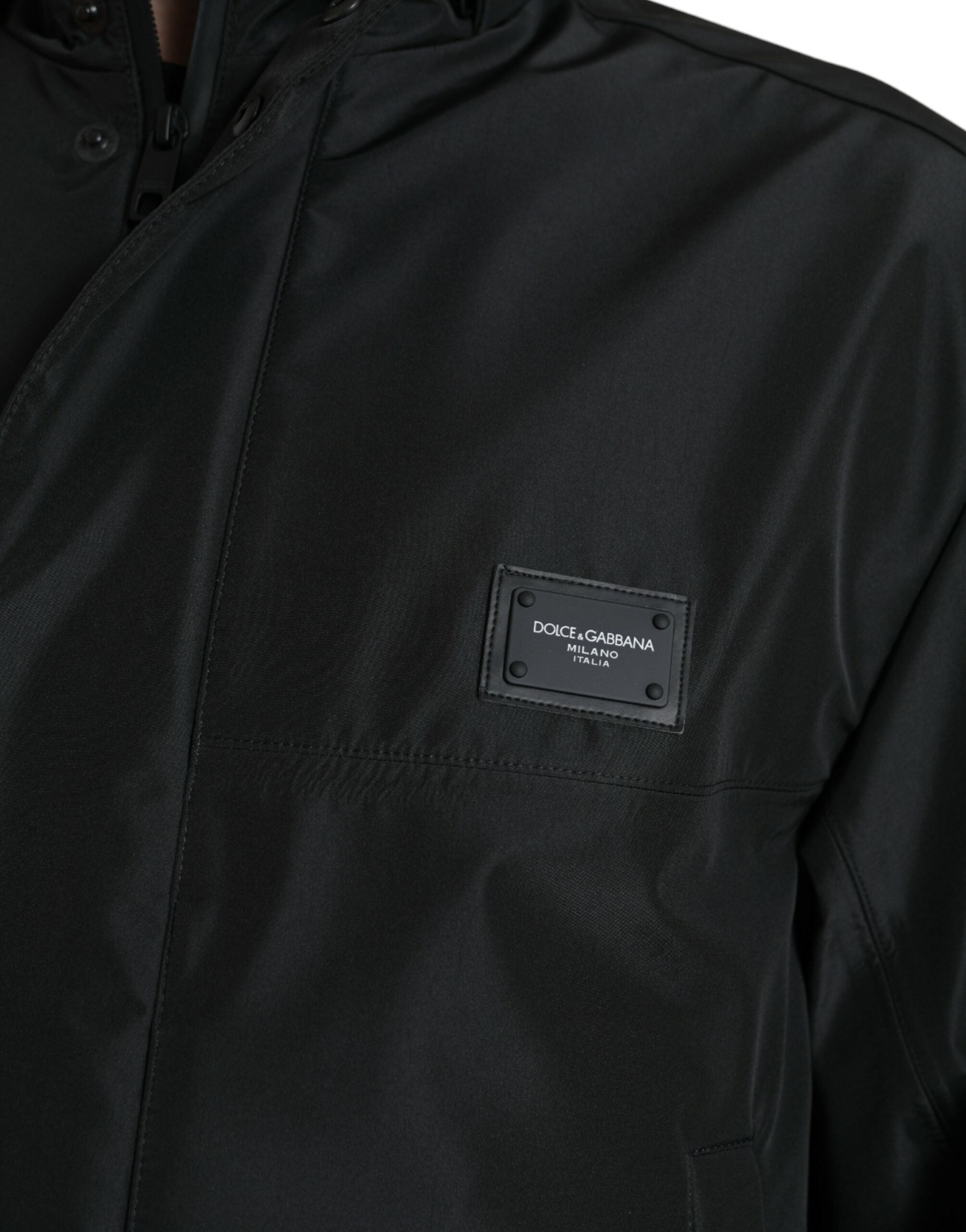 Zwarte polyester capuchonjas met logo-plaquette