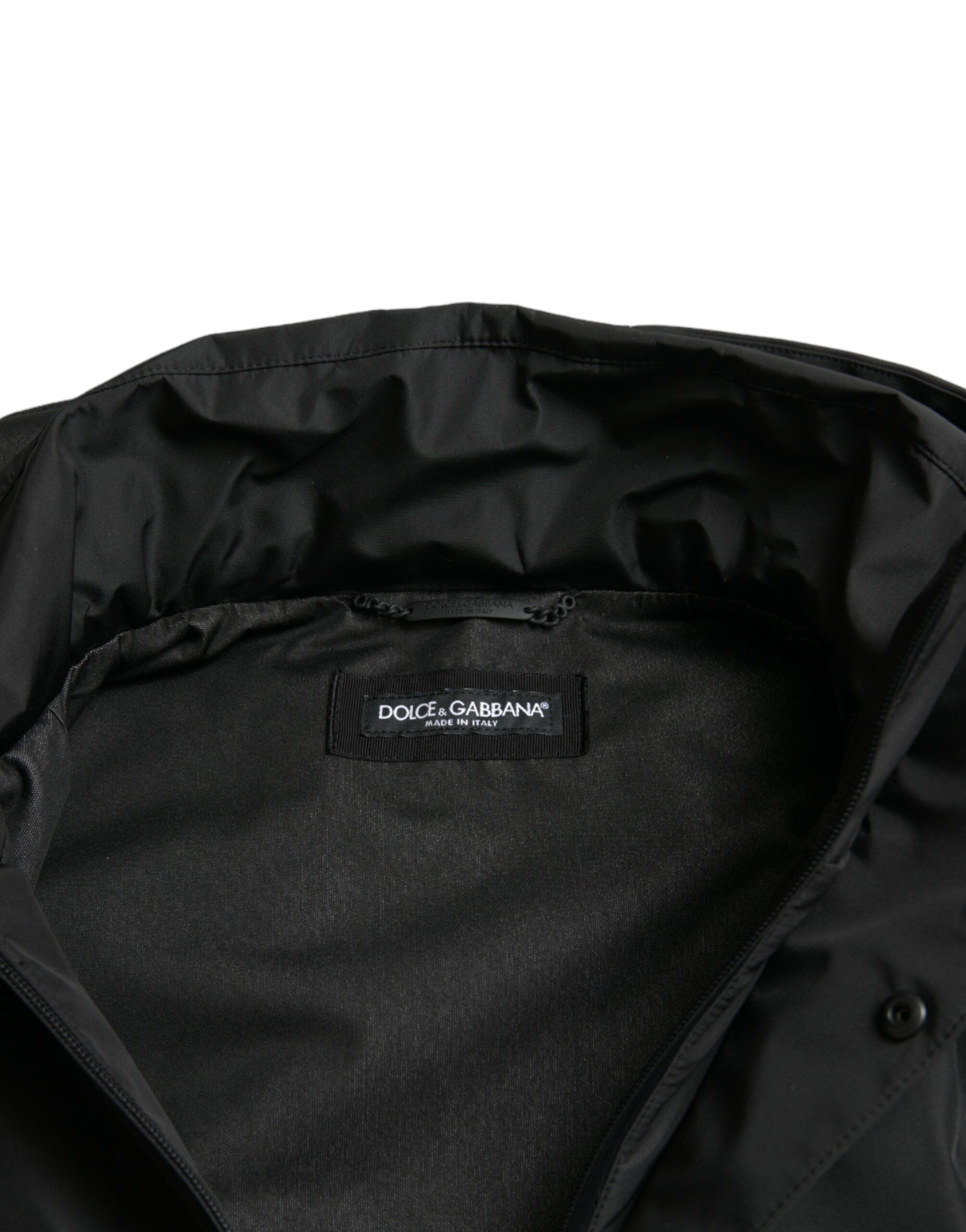 Zwarte polyester capuchonjas met logo-plaquette