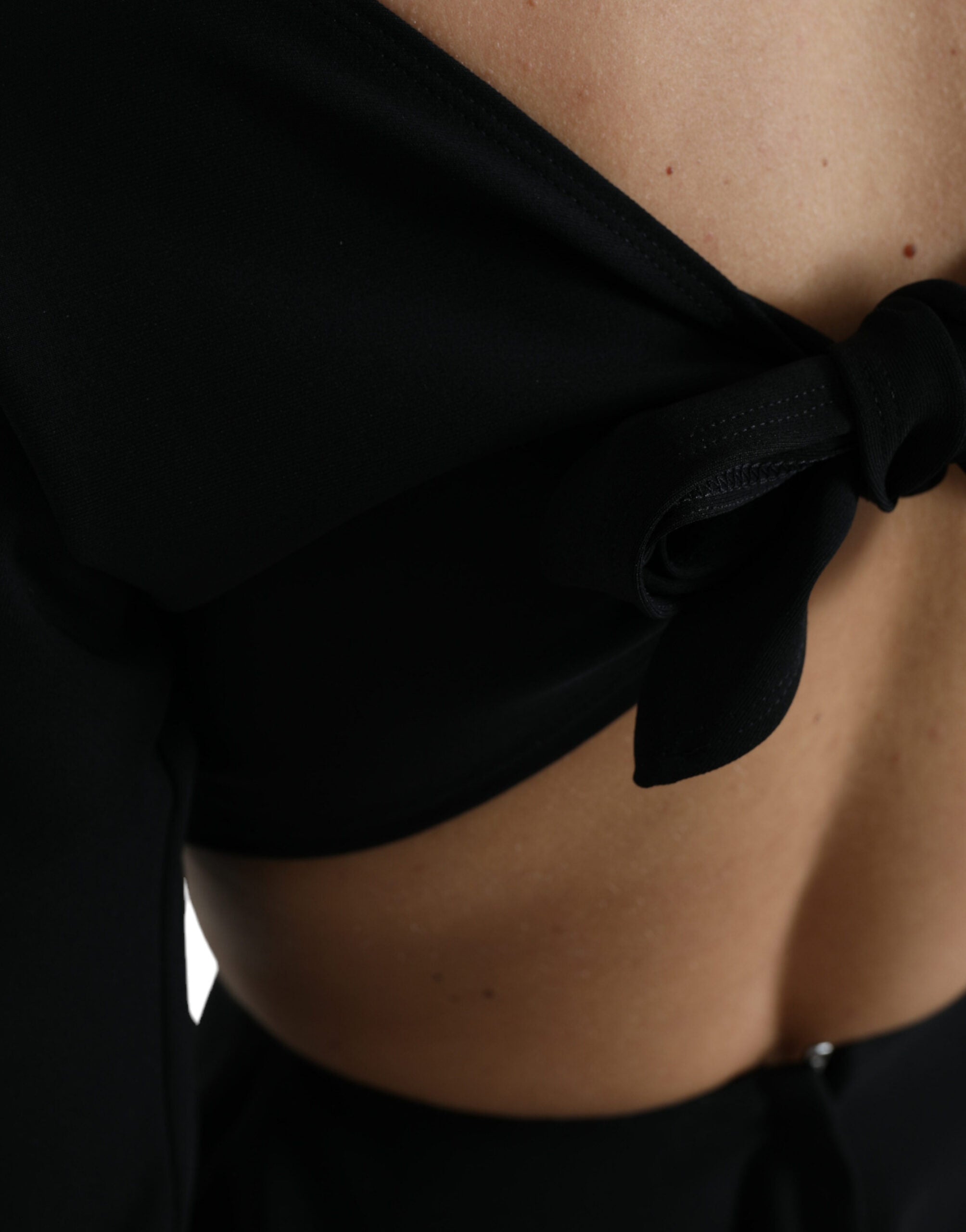 Zwarte viscose A-lijn mini-jurk met lange mouwen en uitgesneden details