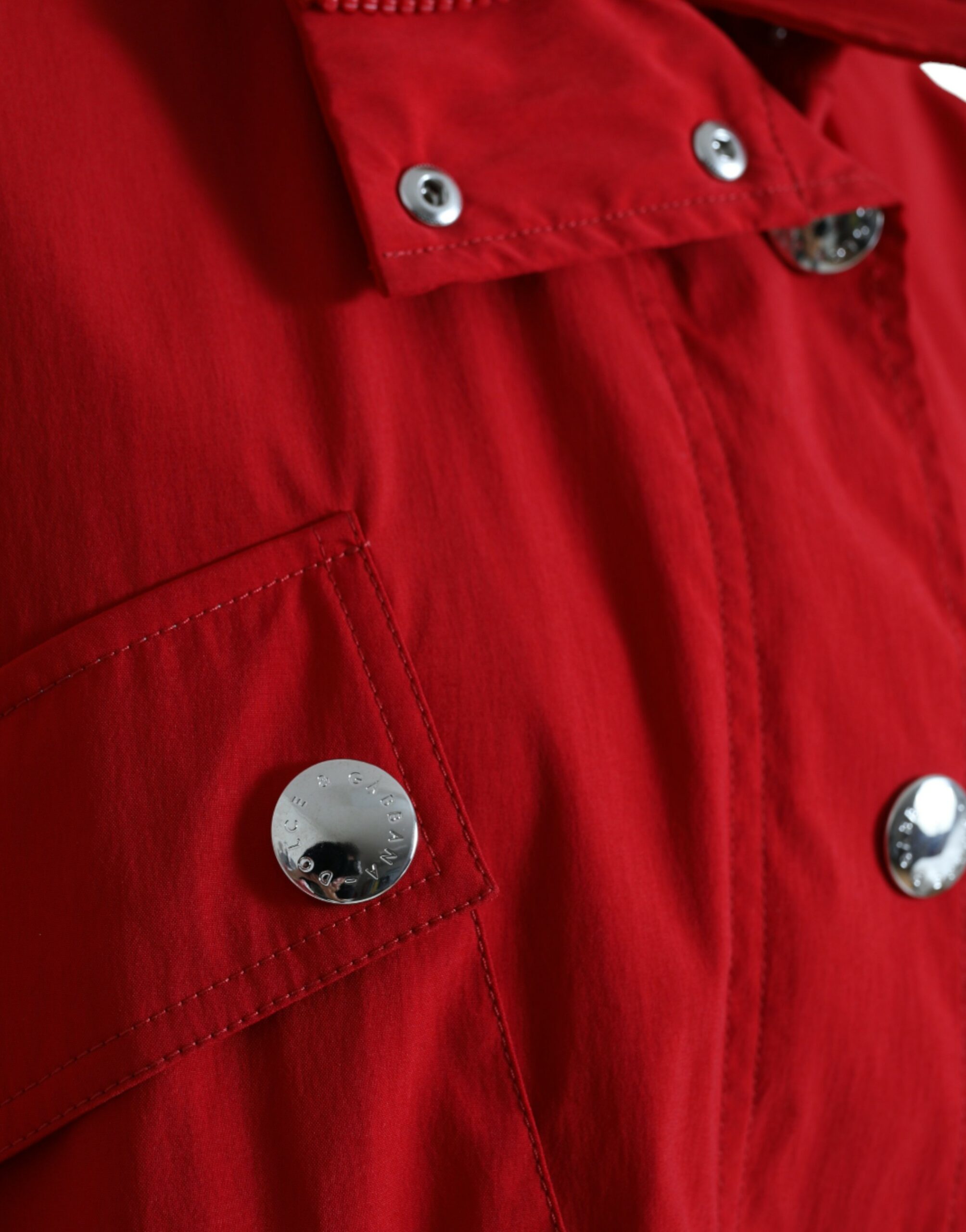 Rode polyester regenjas met capuchon en knopen