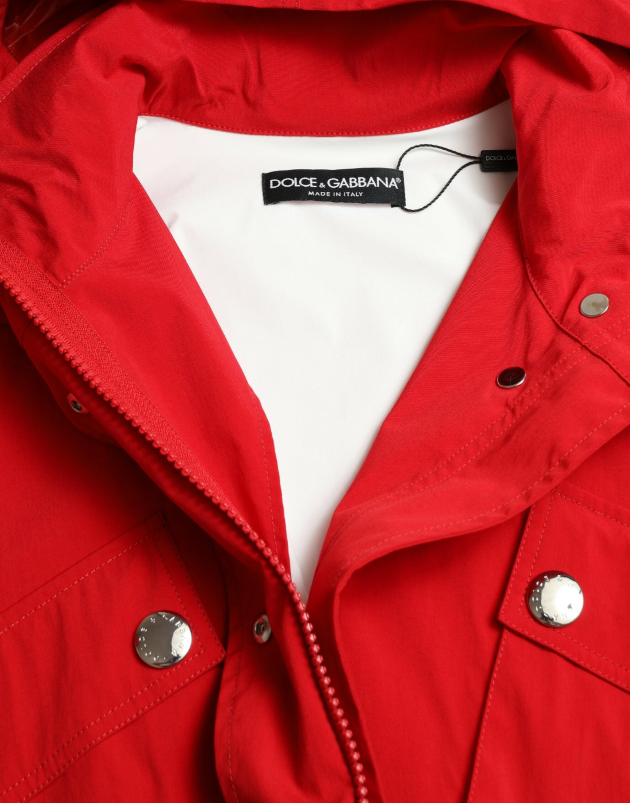 Rode polyester regenjas met capuchon en knopen