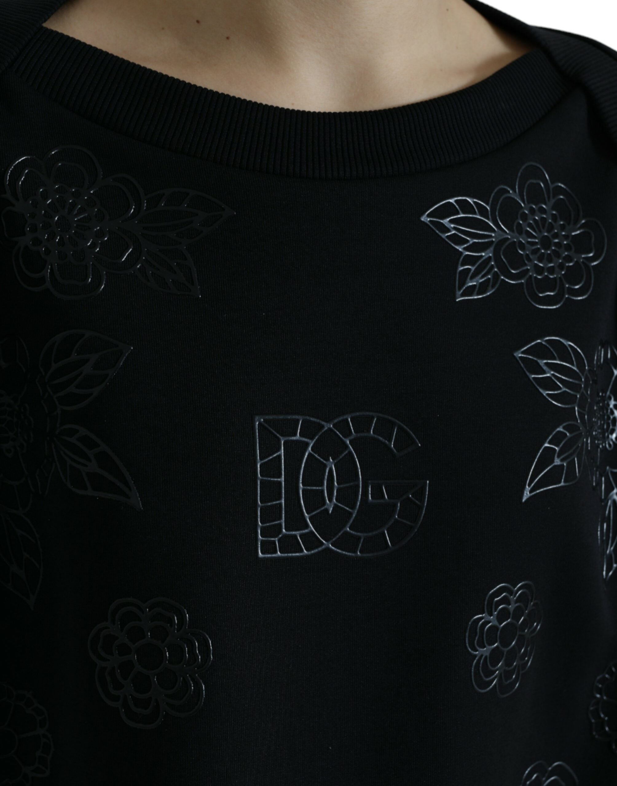 Zwarte trui met bloemenlogo-applicatie