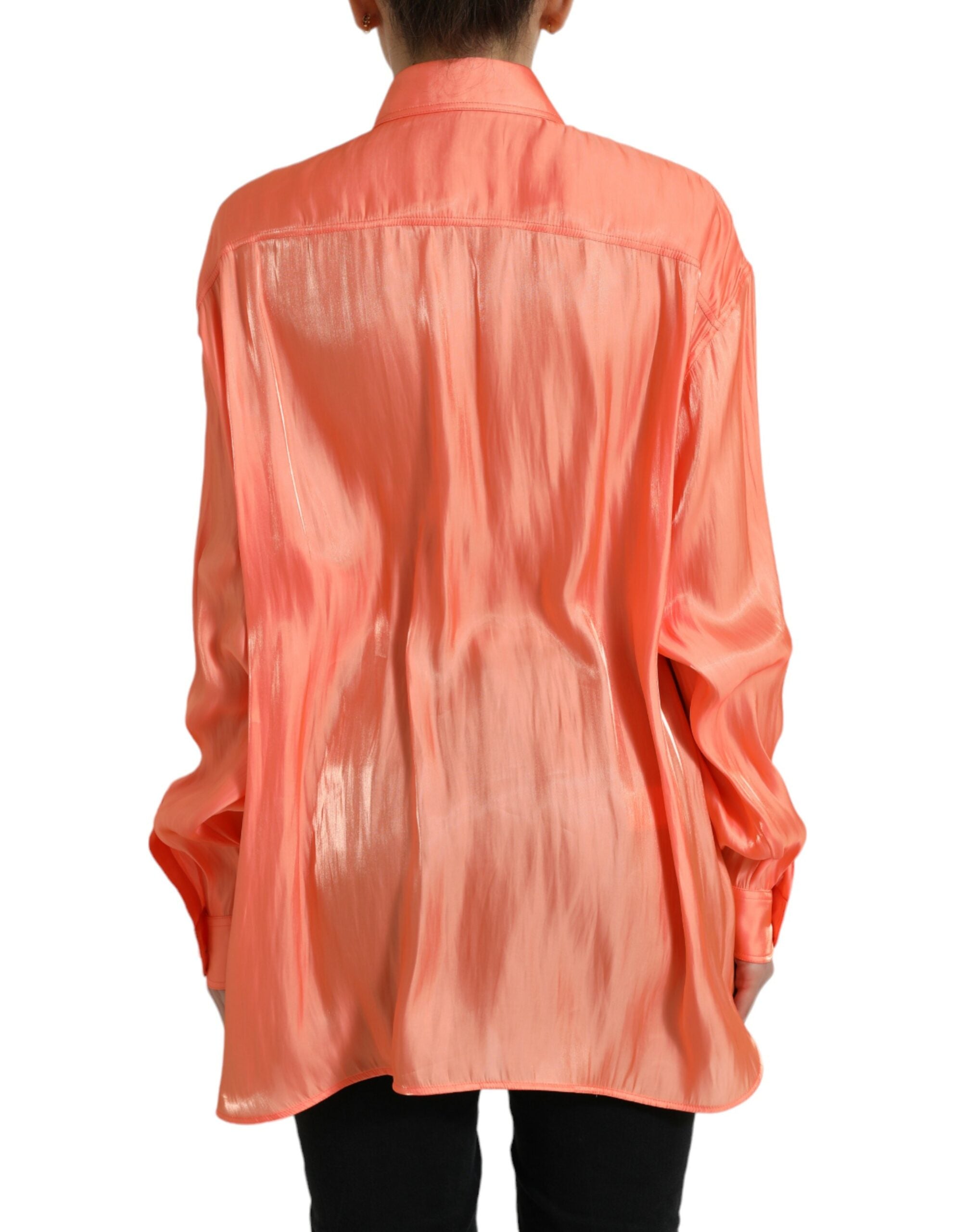 Perzikkleurige blouse met lange mouwen en knoopjes