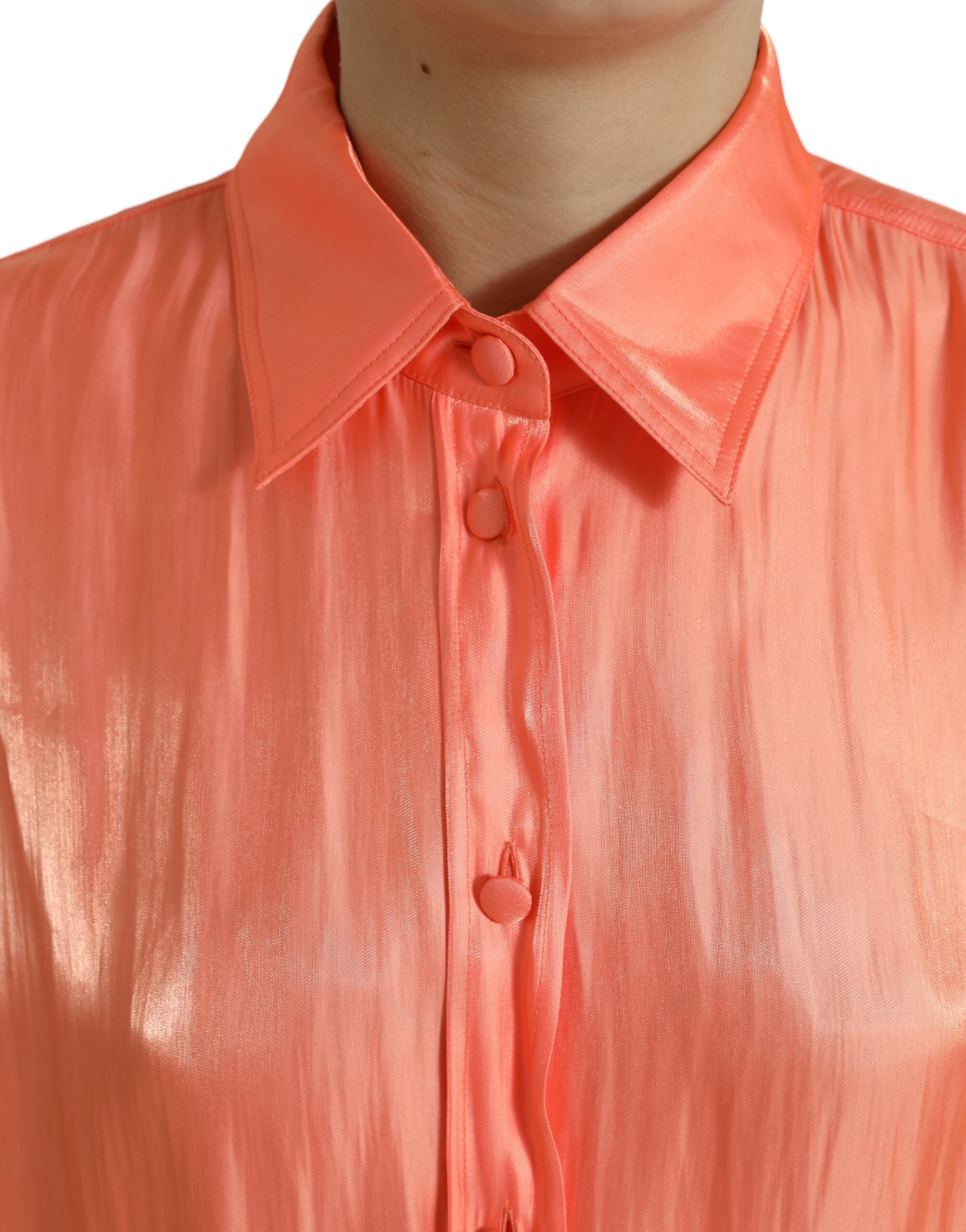 Perzikkleurige blouse met lange mouwen en knoopjes