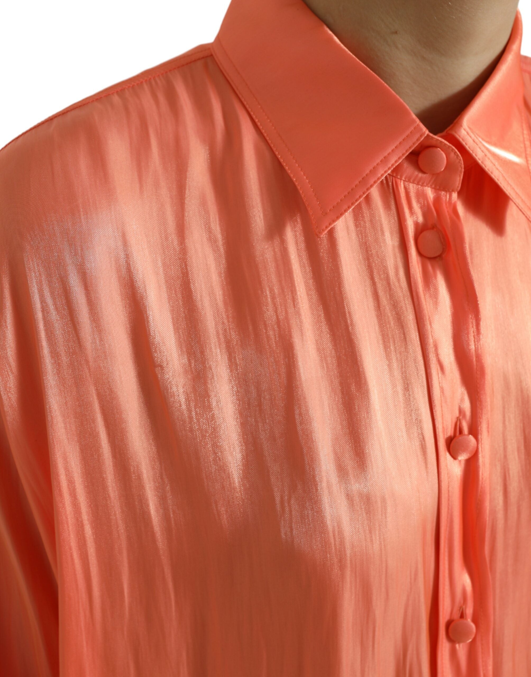 Perzikkleurige blouse met lange mouwen en knoopjes