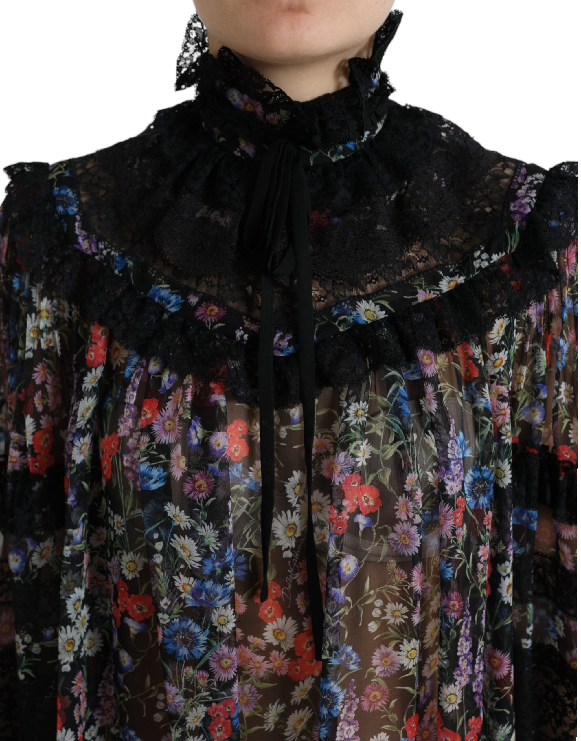 Zwarte blouse met lange mouwen en bloemenprint