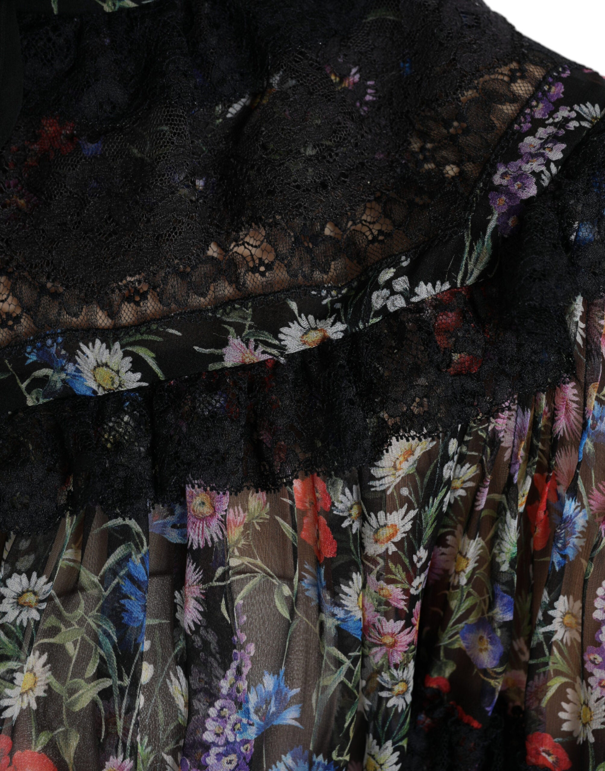 Zwarte blouse met lange mouwen en bloemenprint