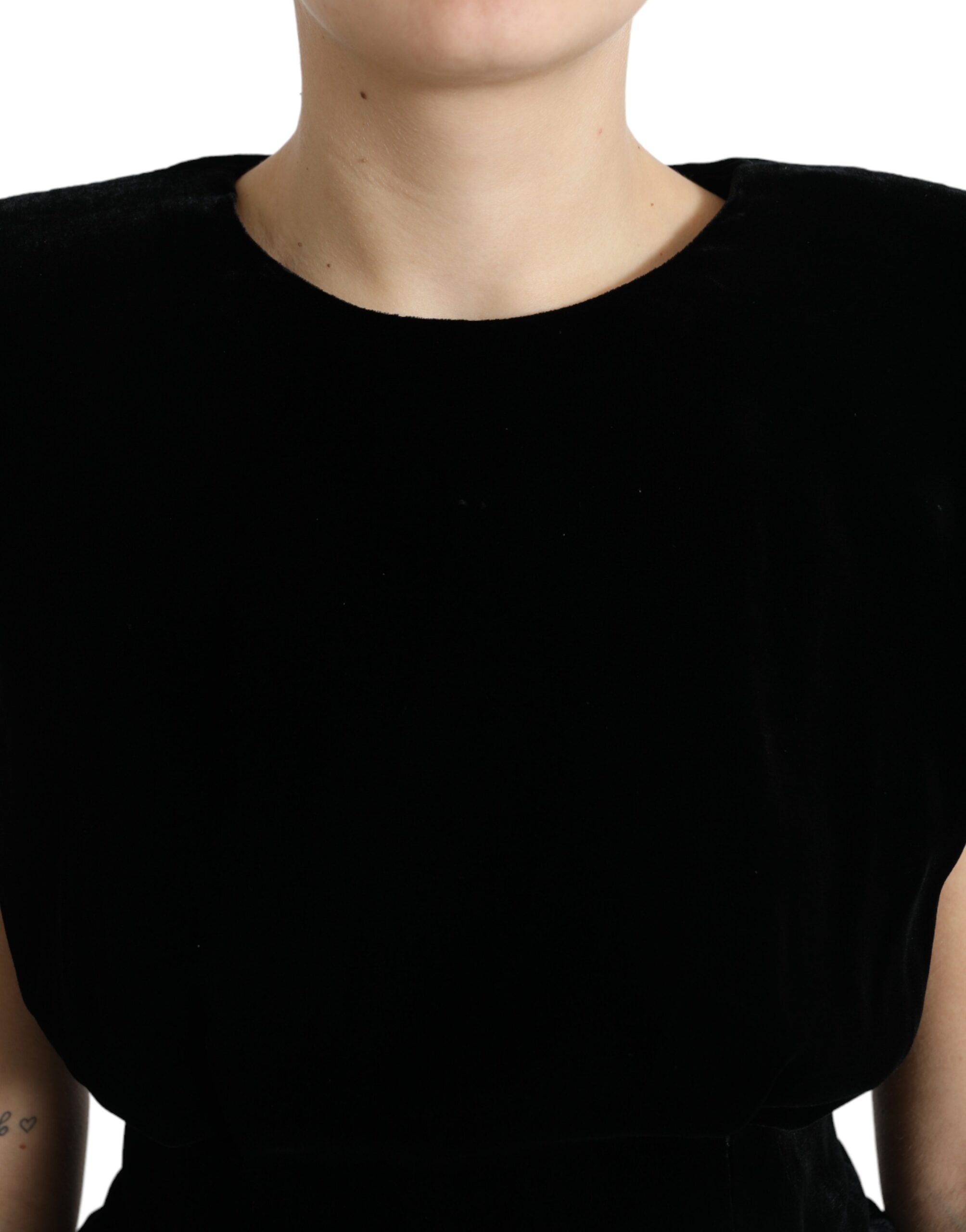 Zwarte fluwelen blouse met gewatteerde schoudervullingen