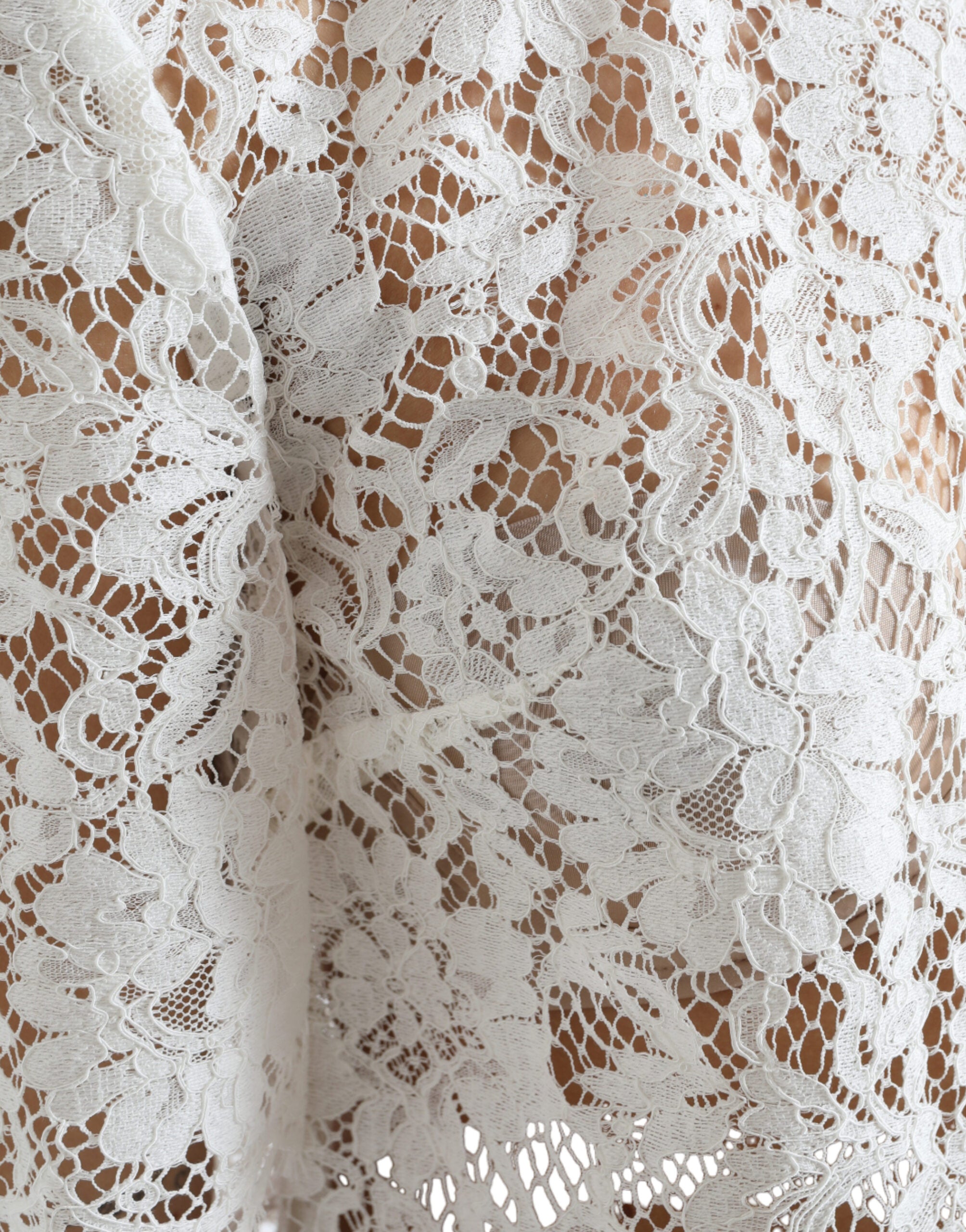 Witte katoenen blouse met bloemenkant en ronde hals