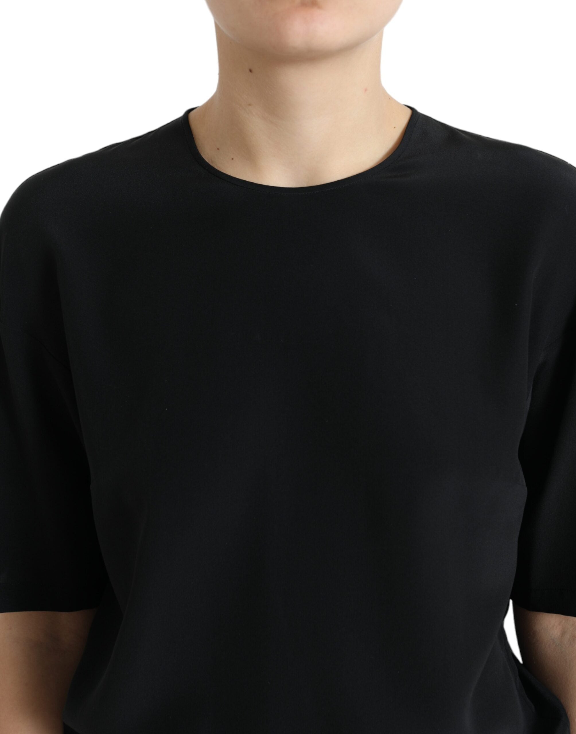 Zwarte zijden blouse met ronde hals en korte mouwen