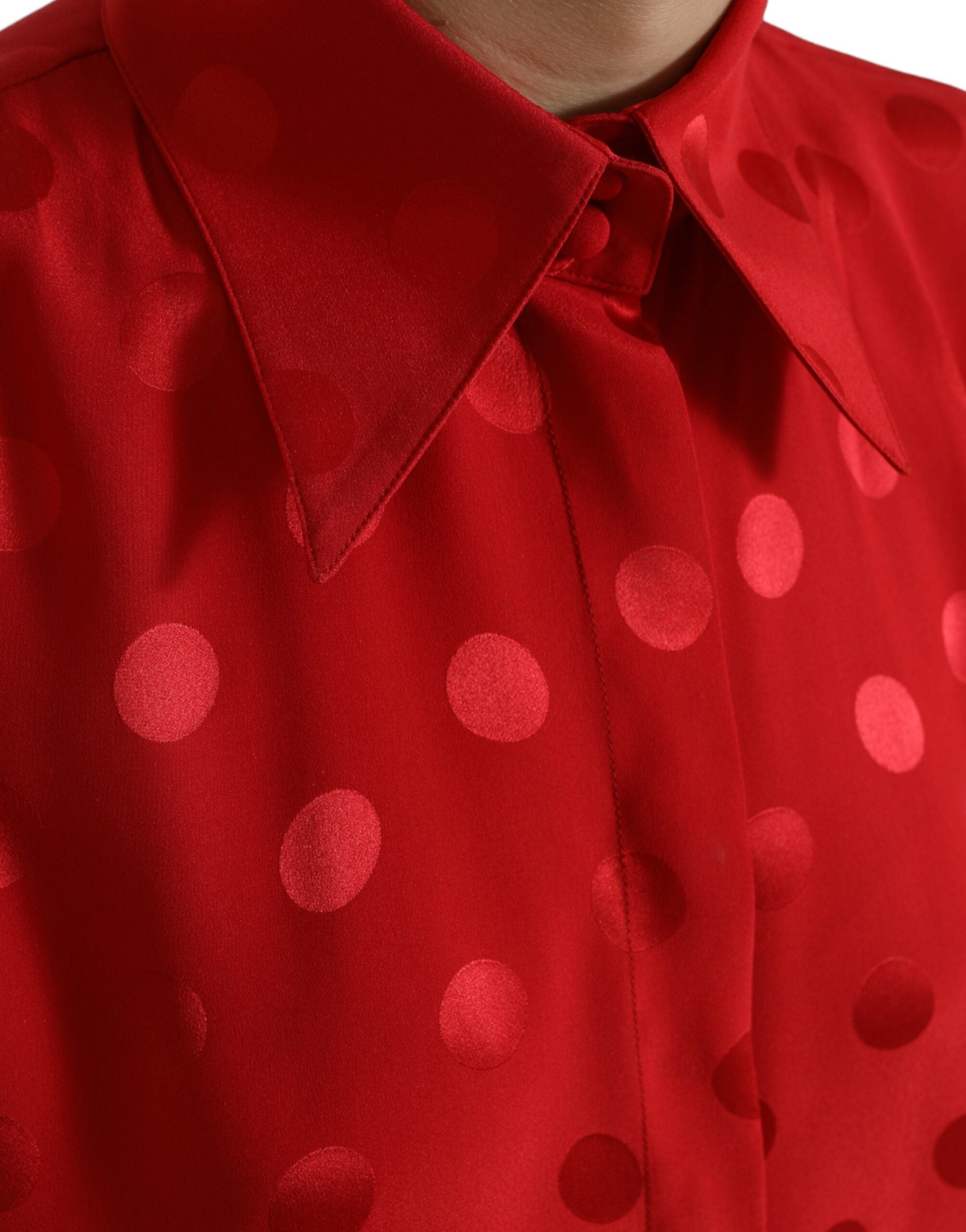 Rode blouse met kraag en mouwen met stippen