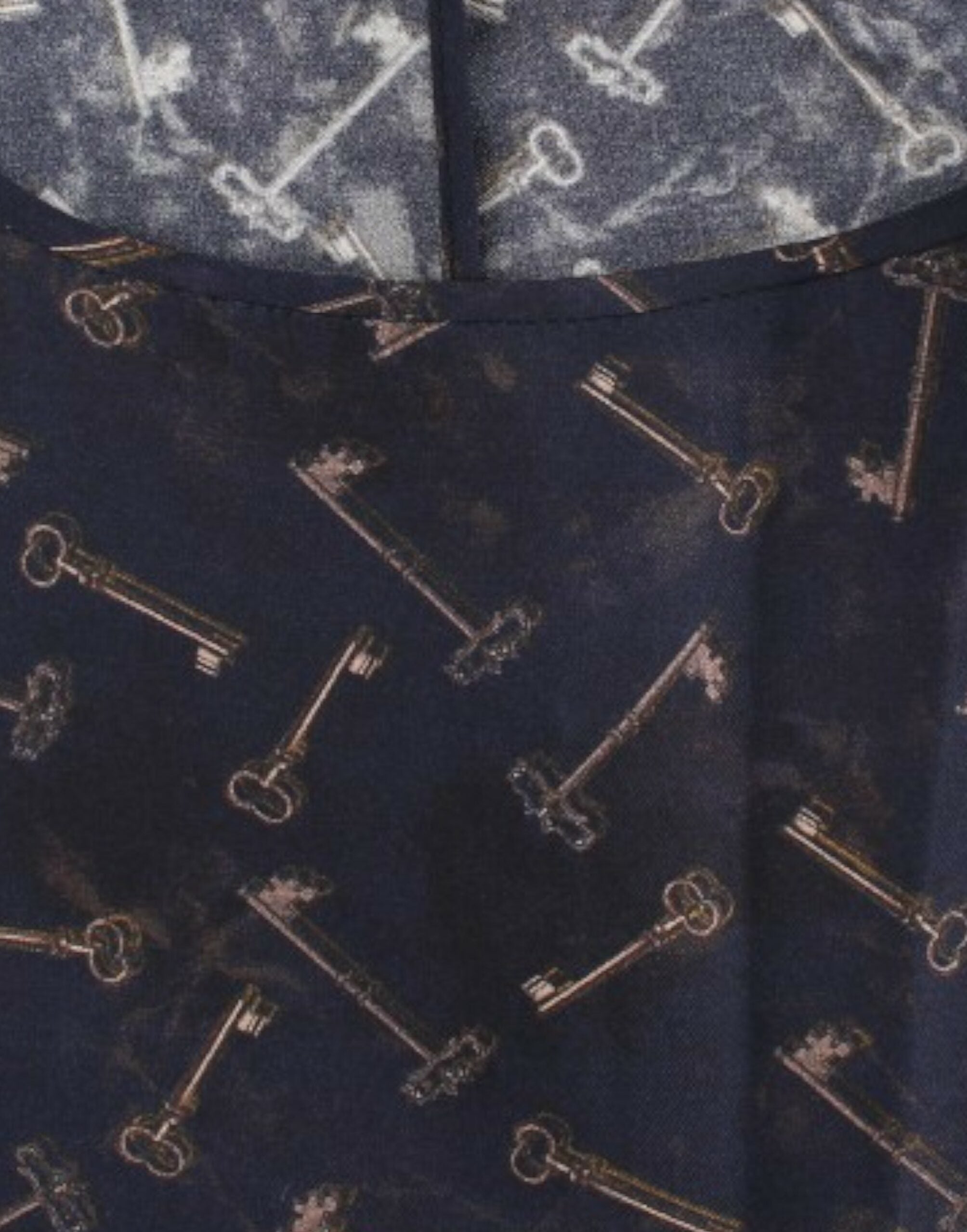 Blauwe zijden blouse met gouden sleutelprint