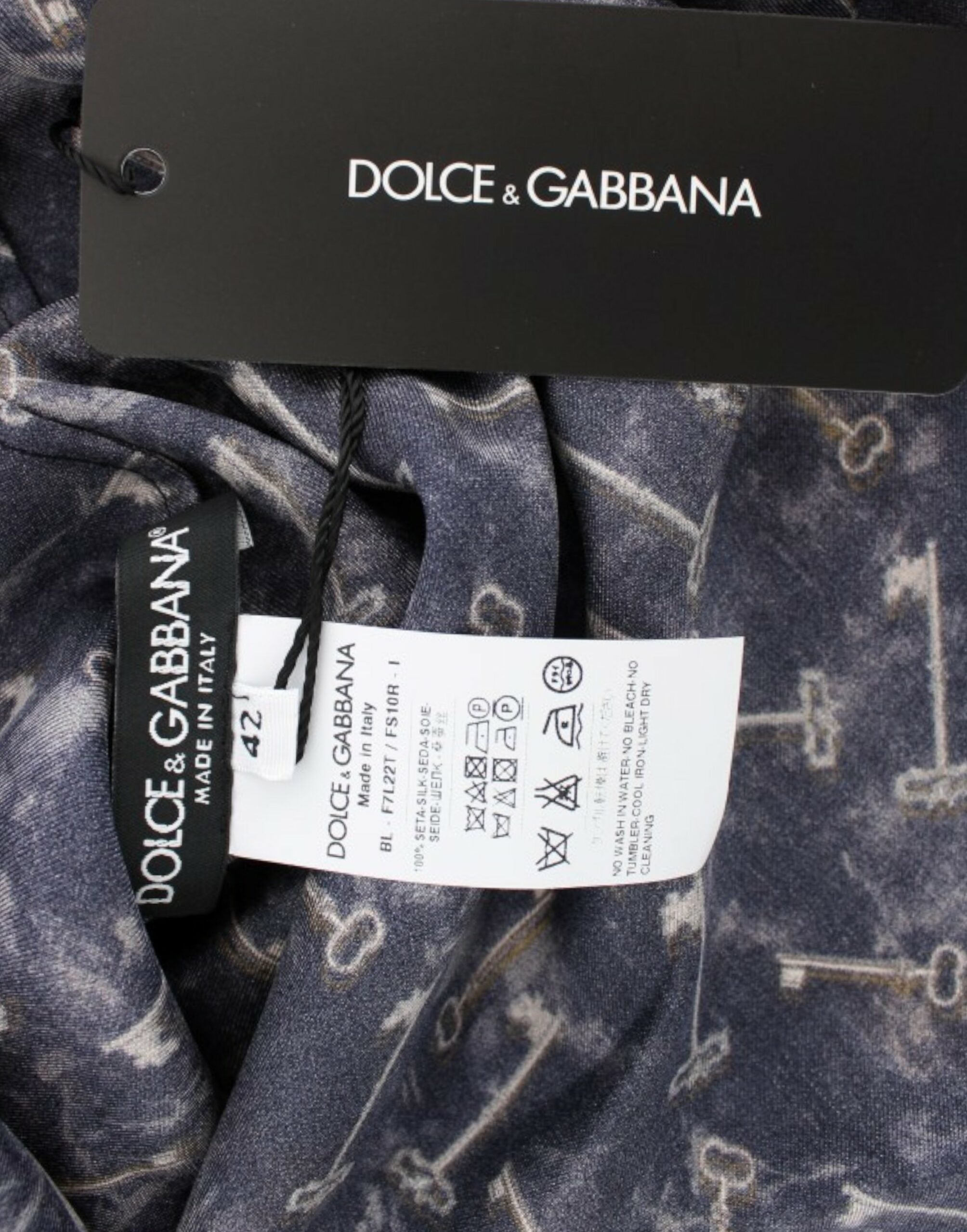 Blauwe zijden blouse met gouden sleutelprint