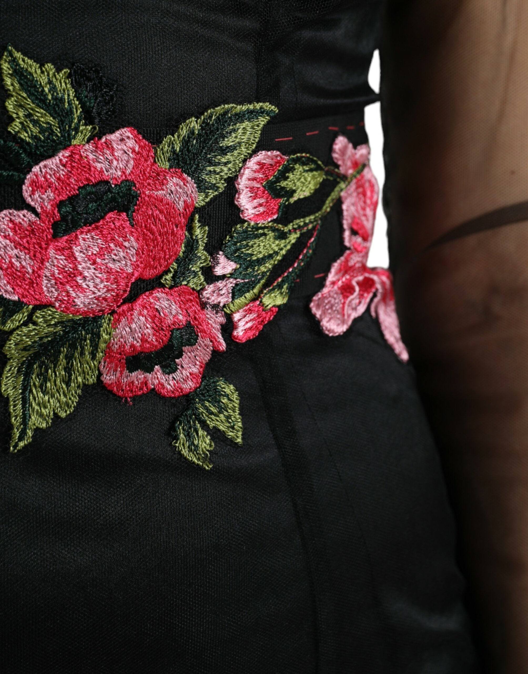 Zwarte jurk van mesh en tule met bloemenborduursel