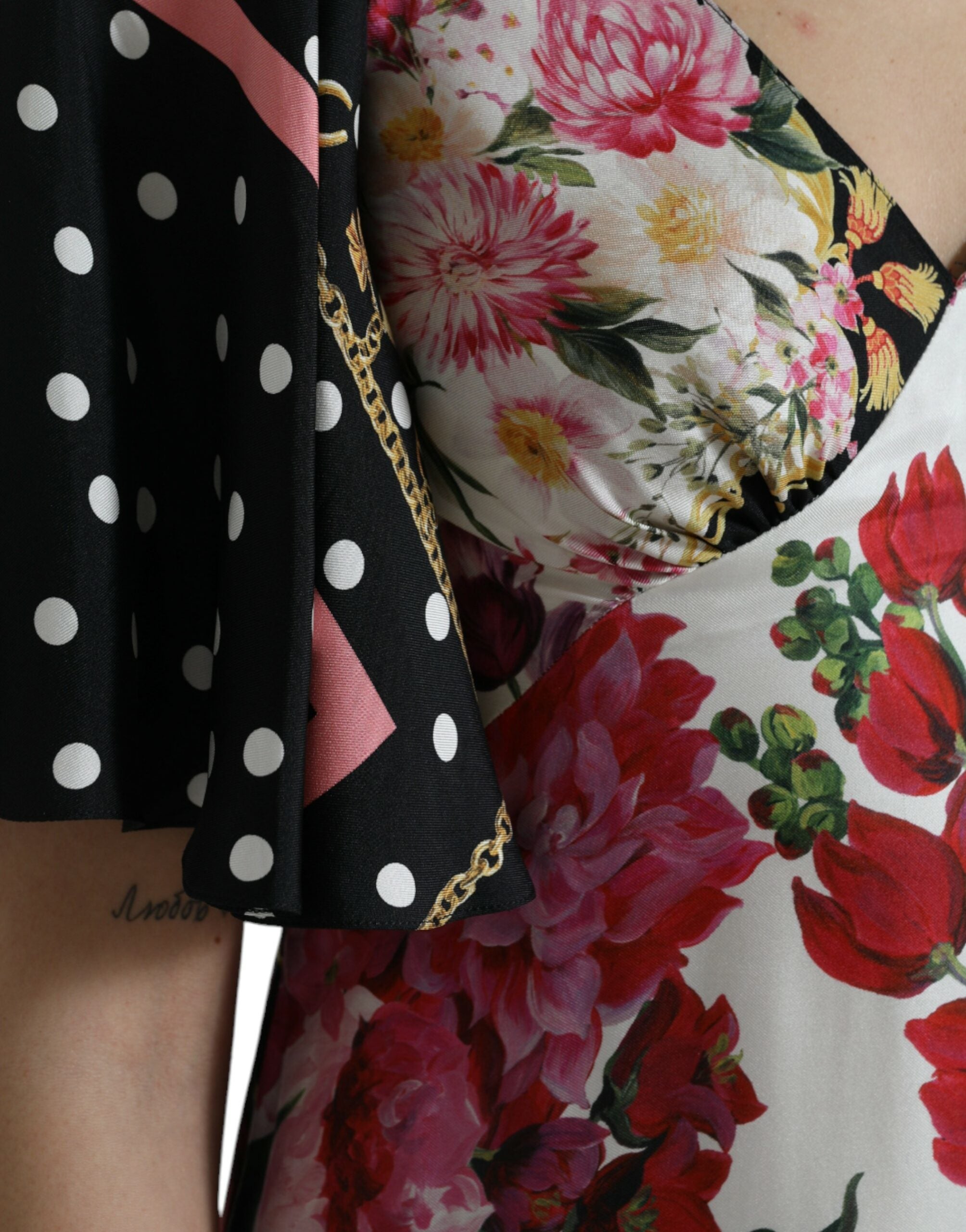Jurk van zijden keperstof met veelkleurige bloemenprint
