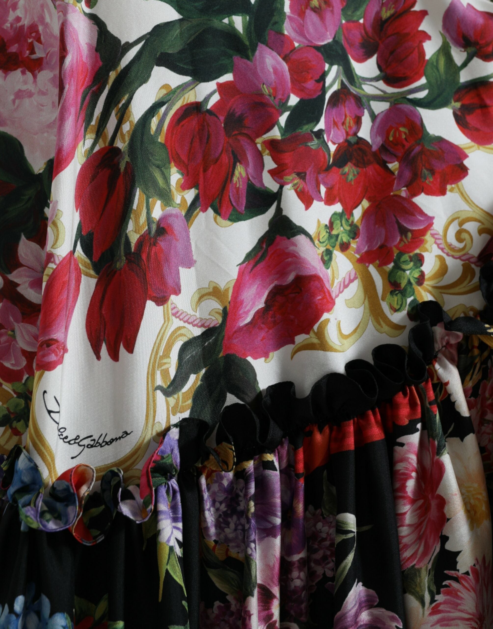 Jurk van zijden keperstof met veelkleurige bloemenprint