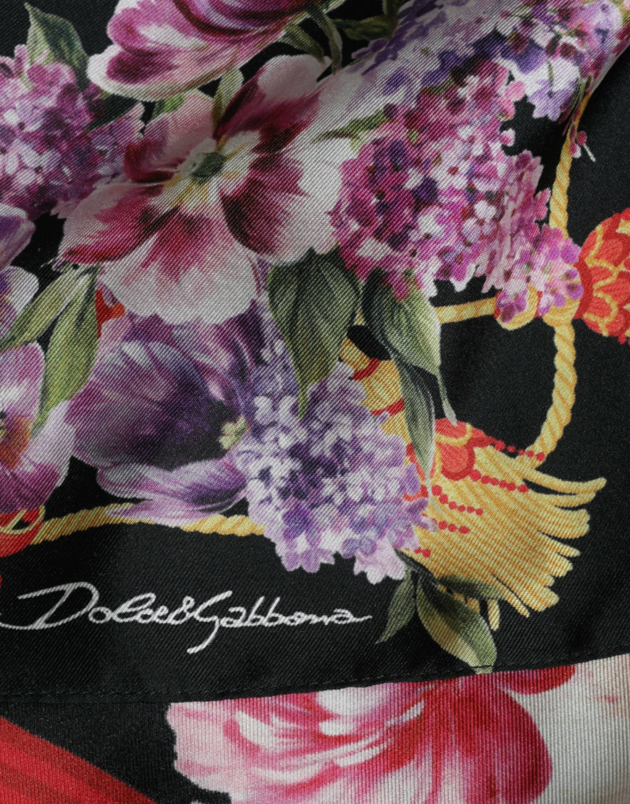 Jurk van zijden keperstof met veelkleurige bloemenprint