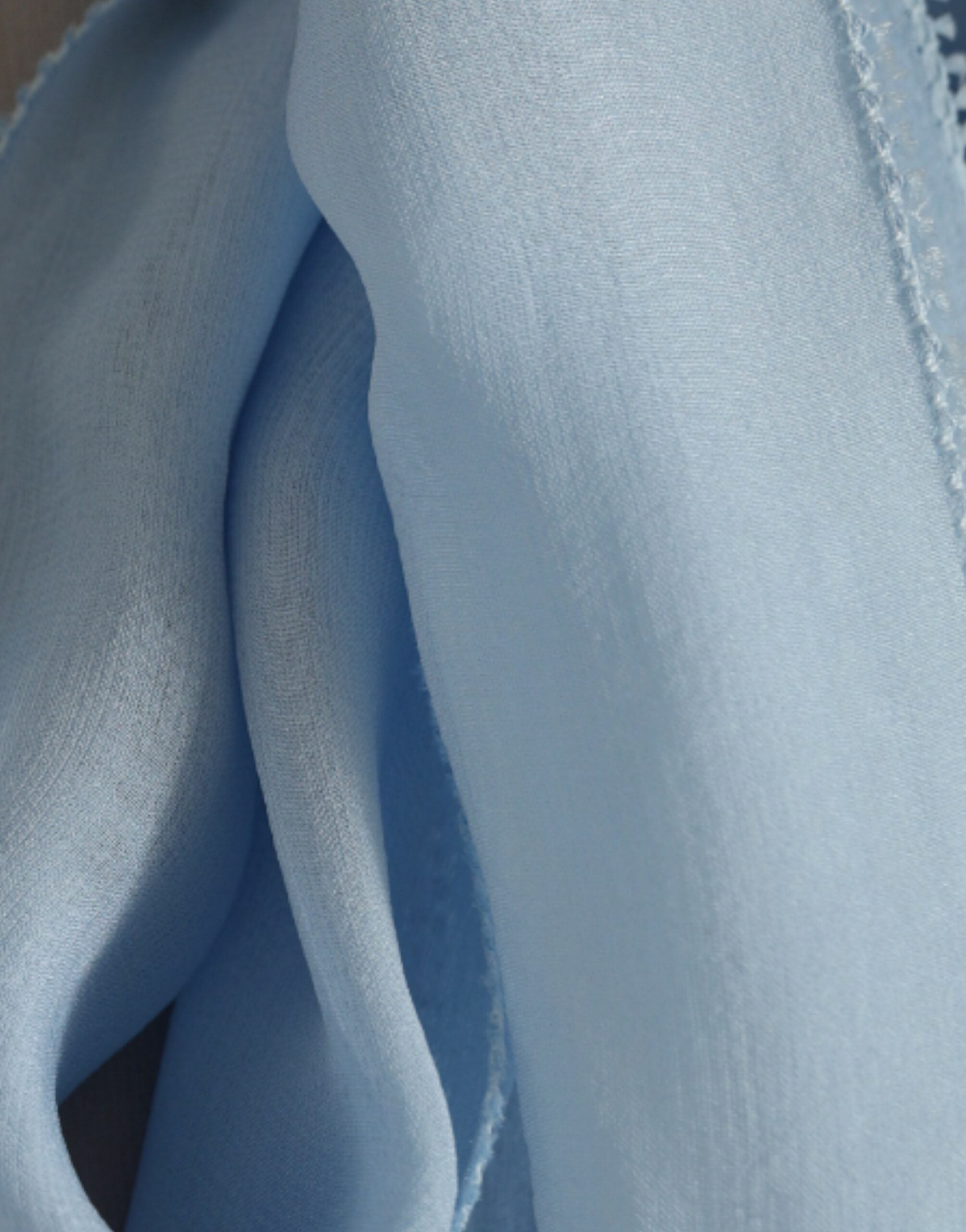 Blauwe blouse met lange mouwen en Ascot-kraag