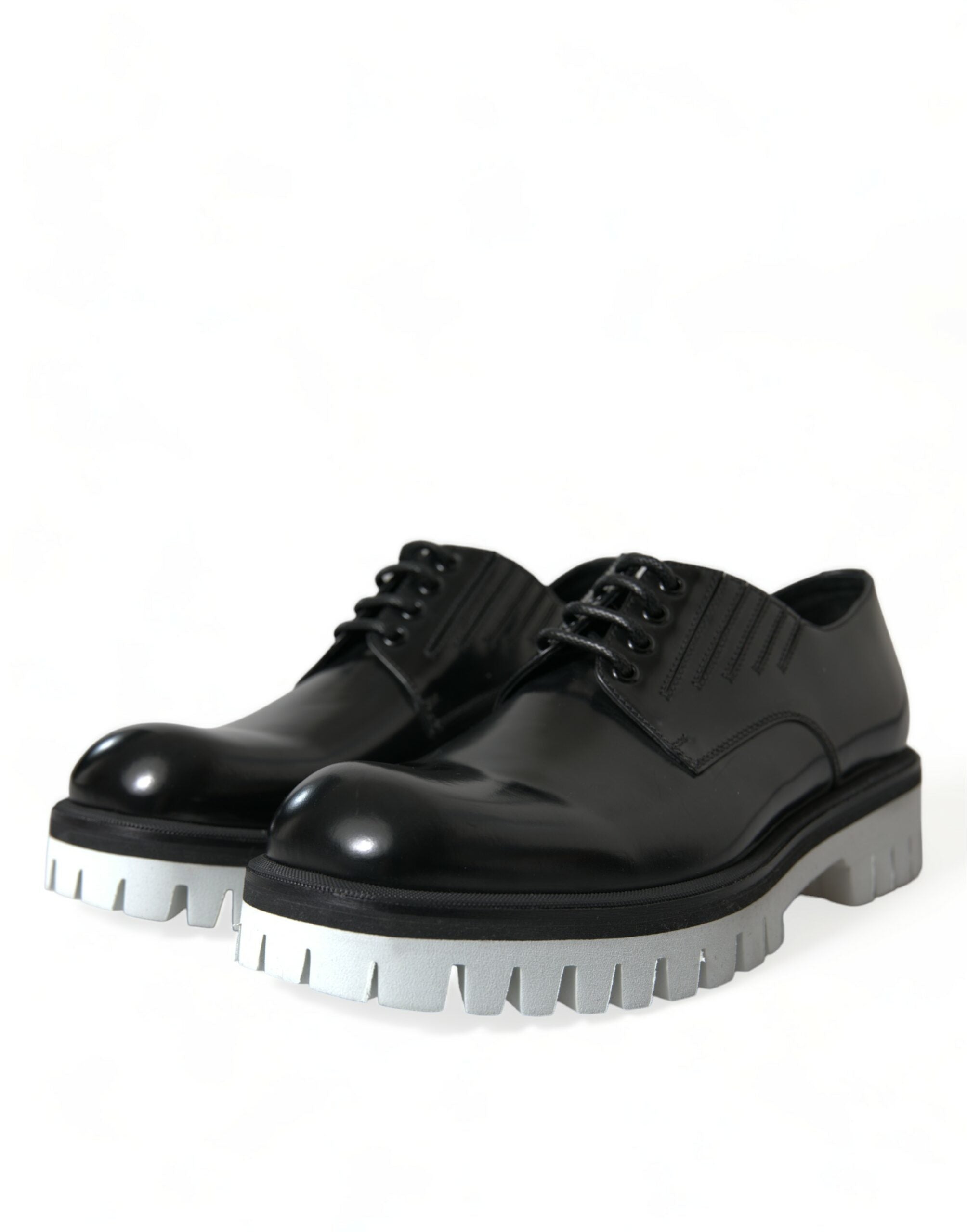 Zwarte en witte leren veterschoenen met derby-motief