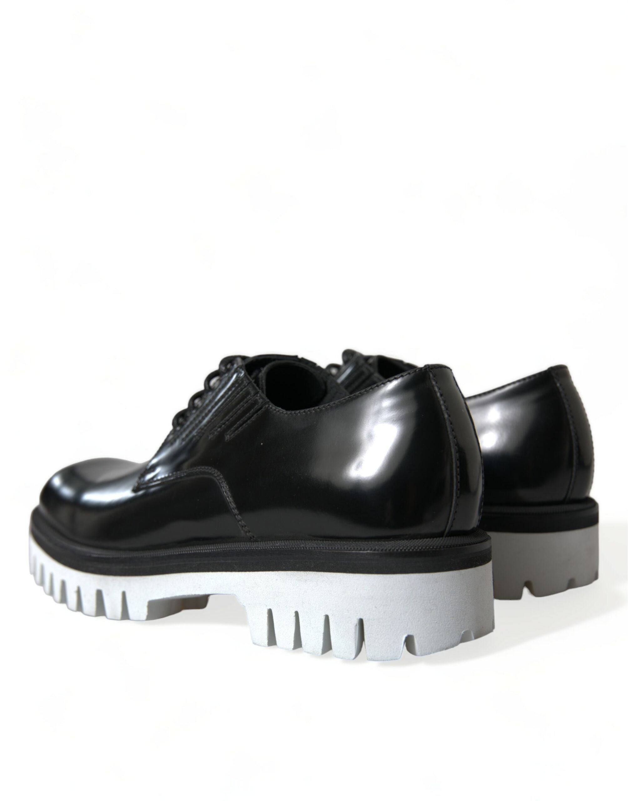 Zwarte en witte leren veterschoenen met derby-motief