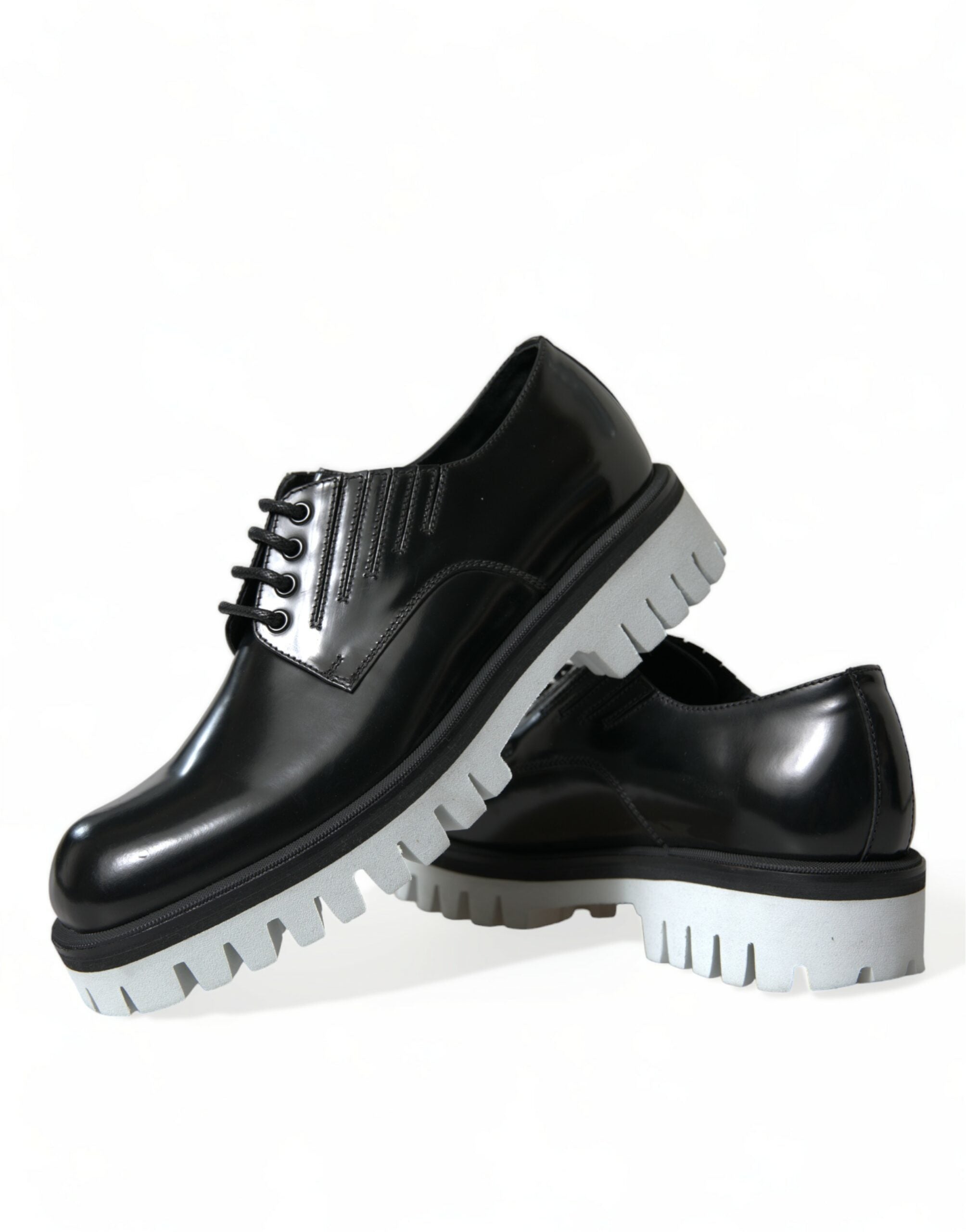 Zwarte en witte leren veterschoenen met derby-motief
