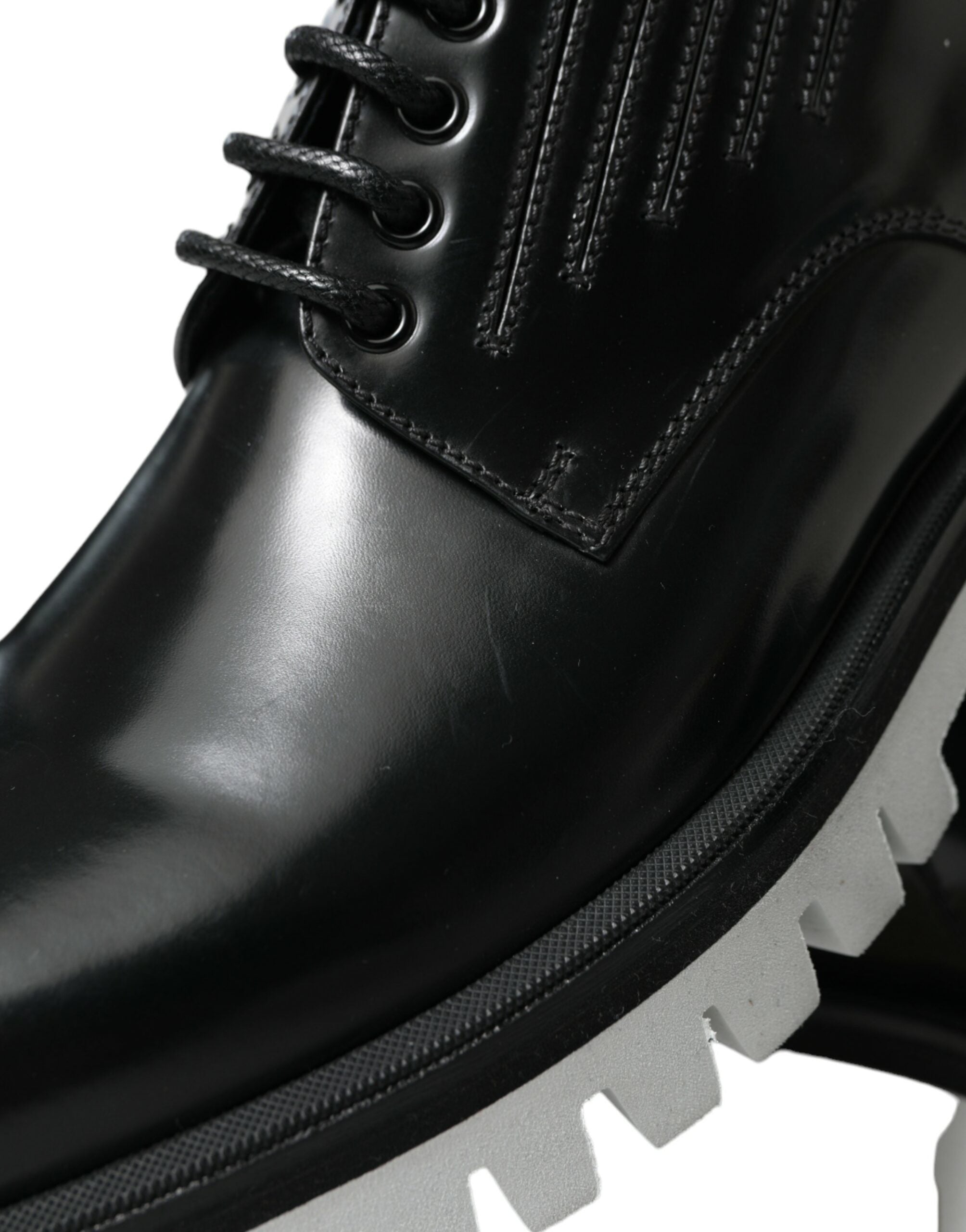 Zwarte en witte leren veterschoenen met derby-motief