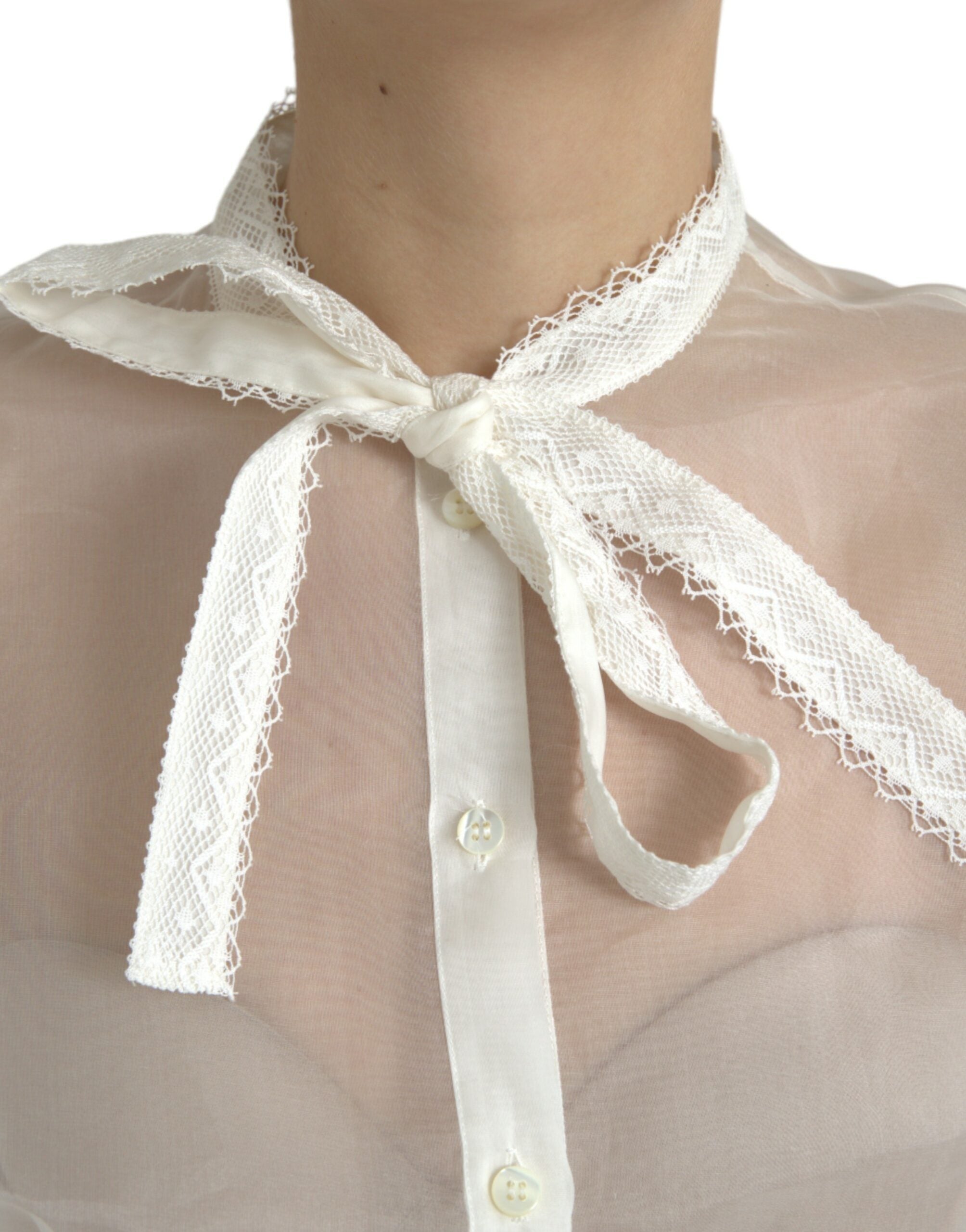 Witte zijden top met lange mouwen en Ascot-kraag