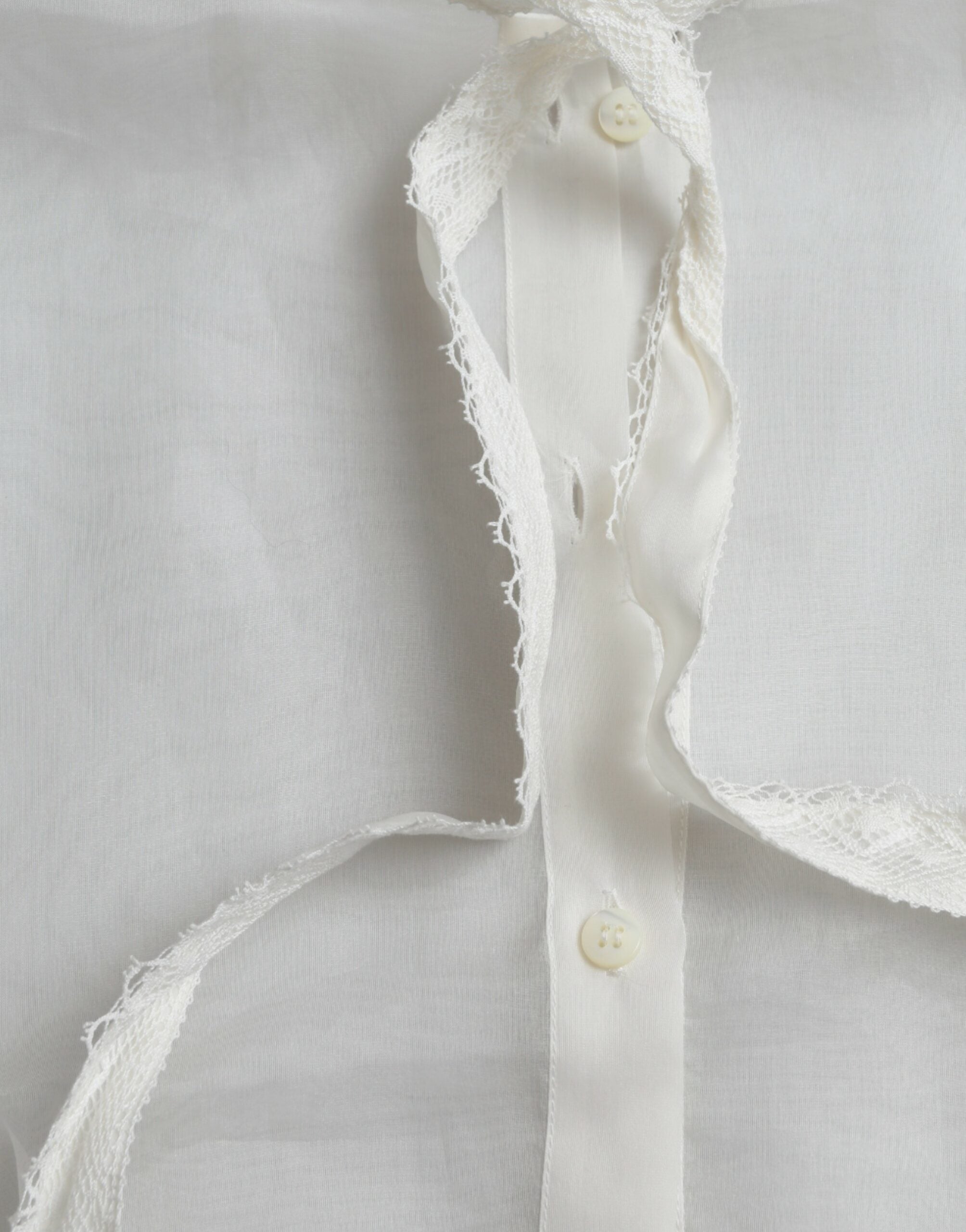 Witte zijden top met lange mouwen en Ascot-kraag