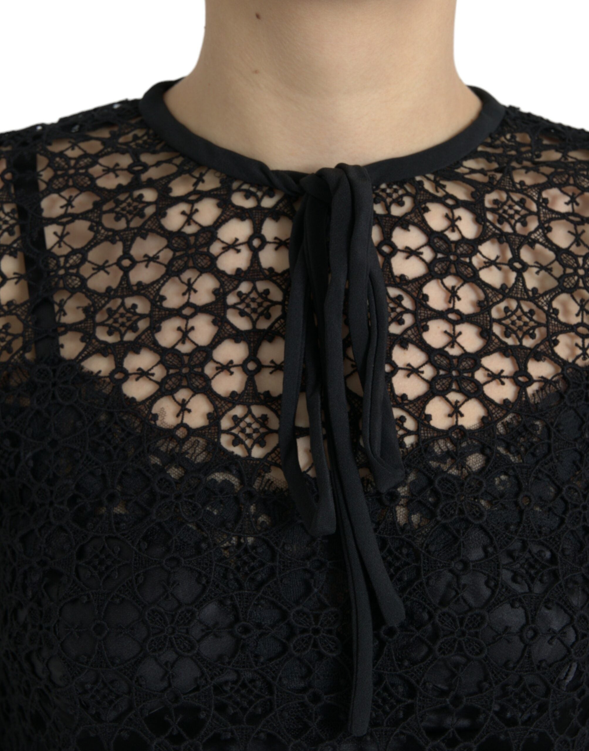 Zwarte blouse met korte mouwen en bloemenkant