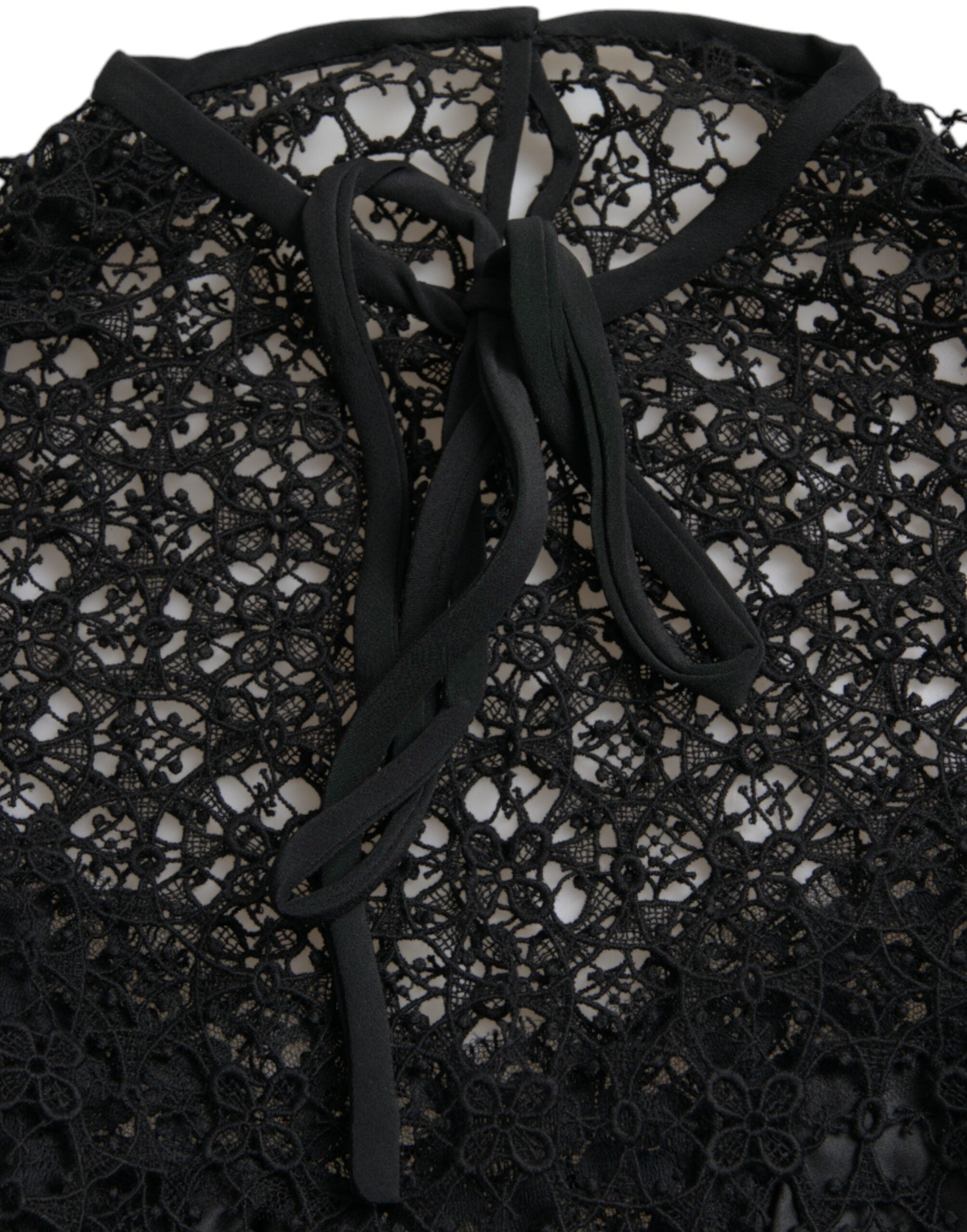 Zwarte blouse met korte mouwen en bloemenkant