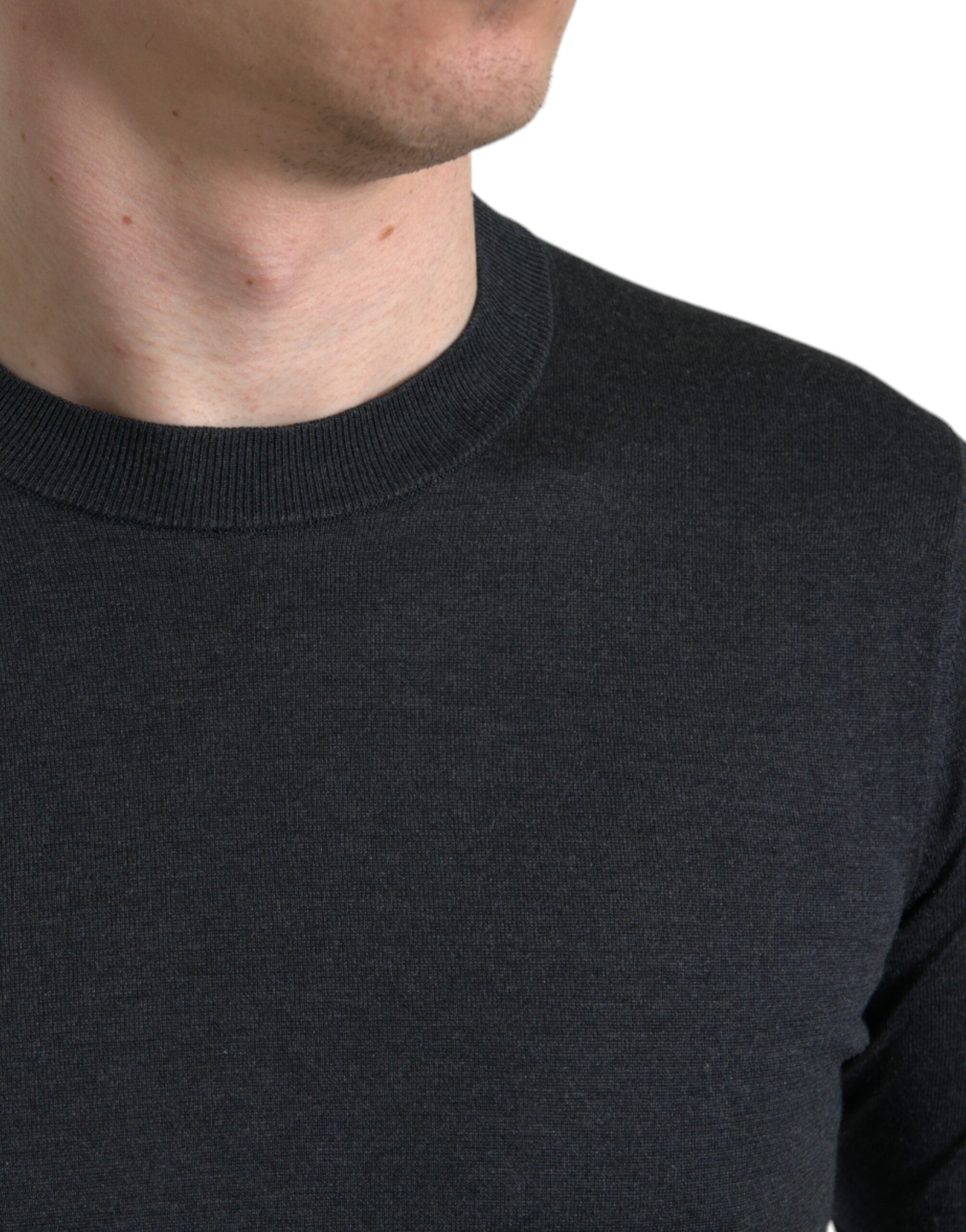 Donkergrijs T-shirt met ronde hals en korte mouwen