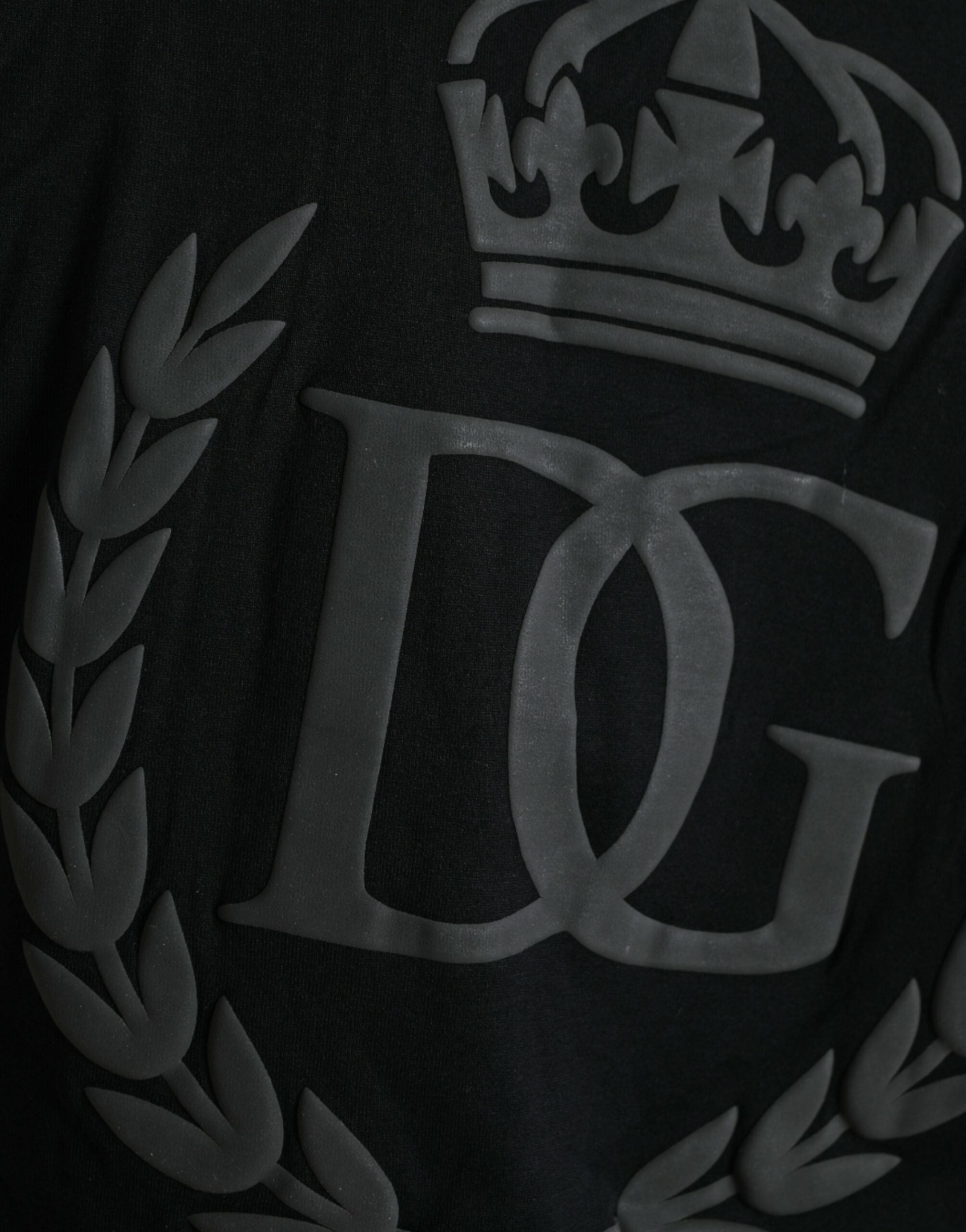 Zwart T-shirt met ronde hals en korte mouwen en logo-reliëf