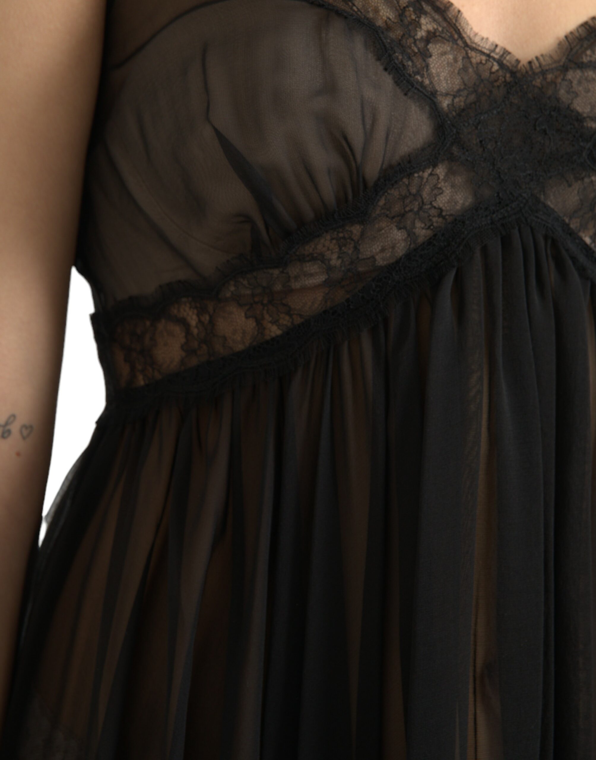 Zwarte zijden geplooide kanten chiffon mini-jurk