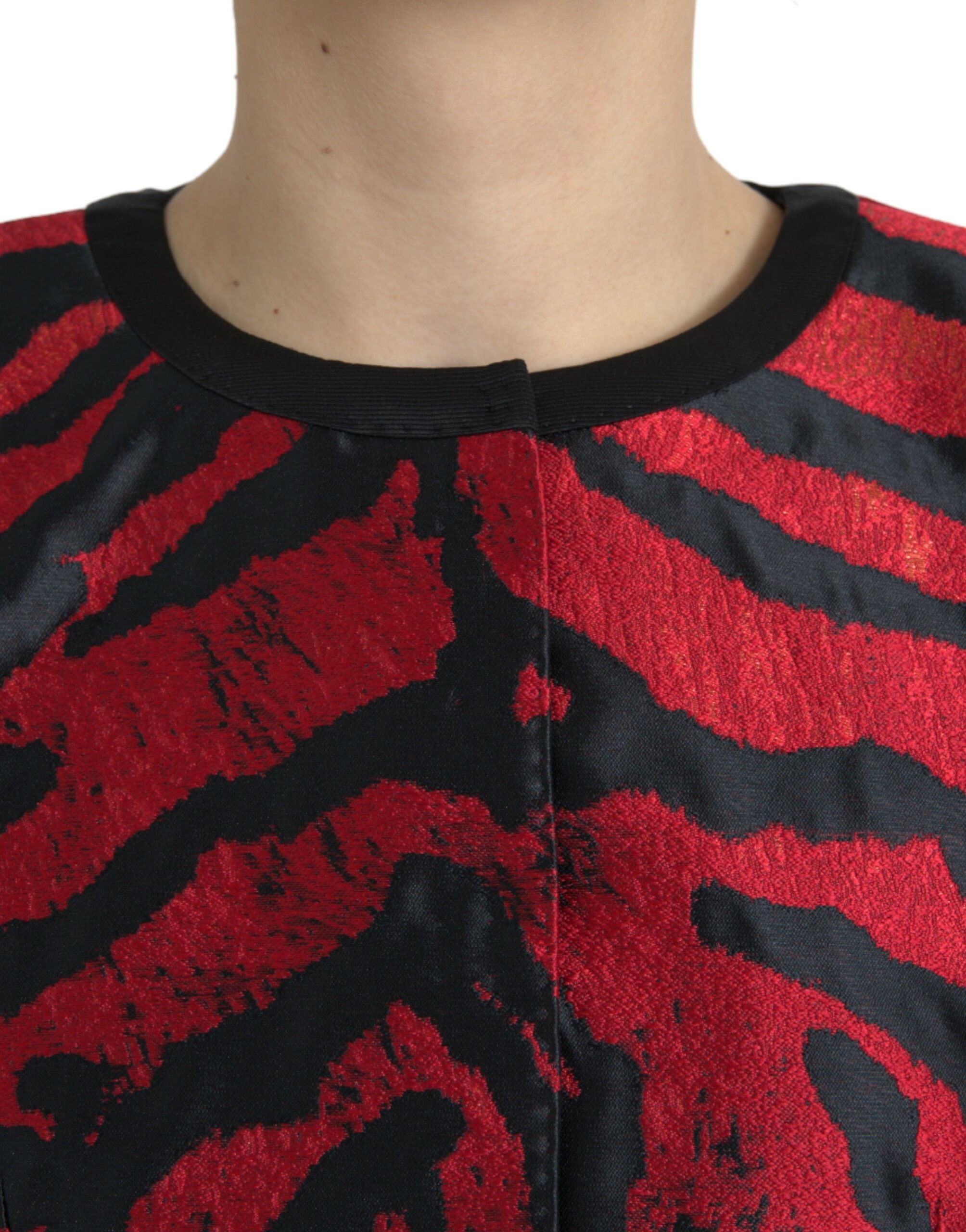 Zwart-rood gebloemd cropped jasje