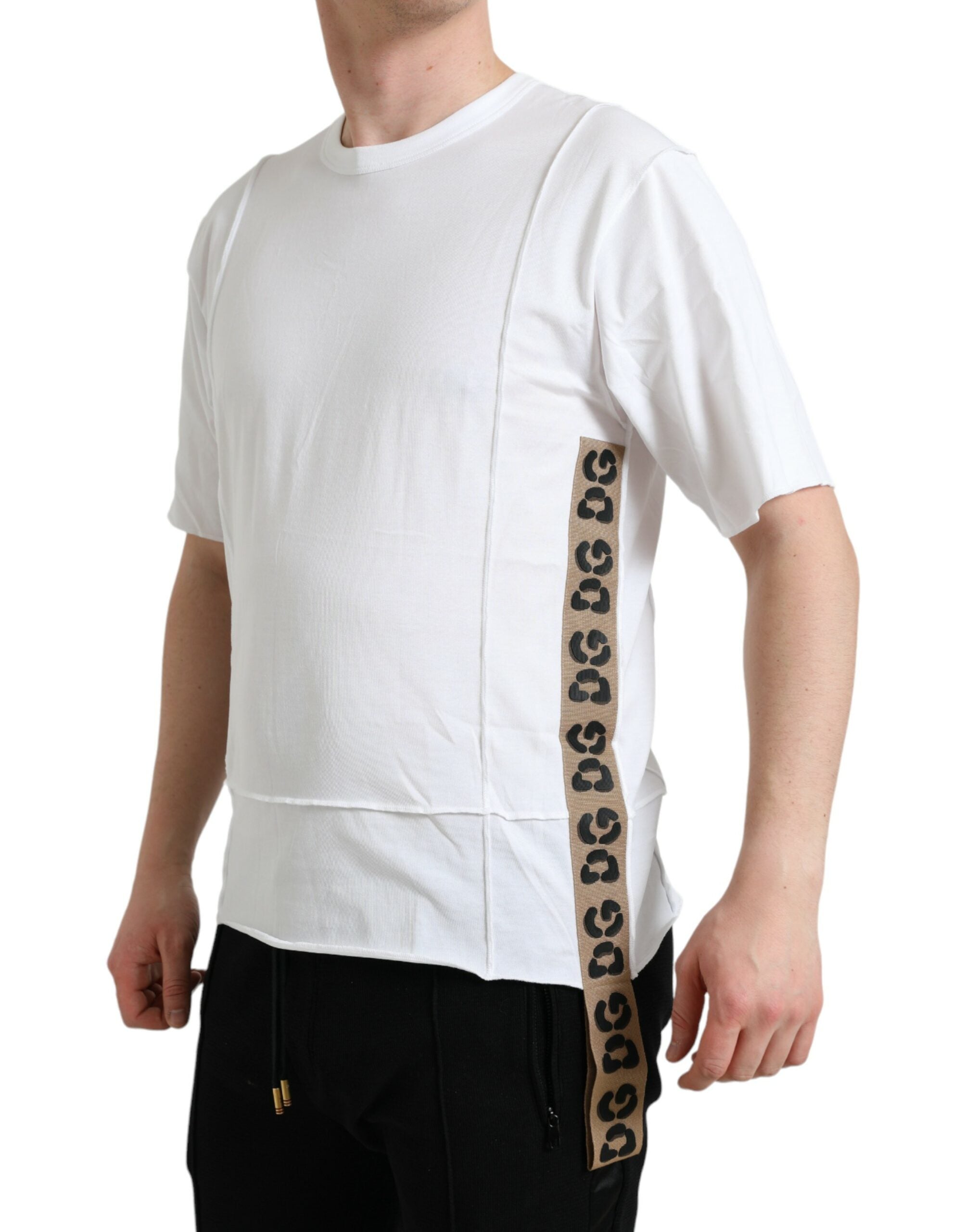 Wit T-shirt met ronde hals en korte mouwen en logo