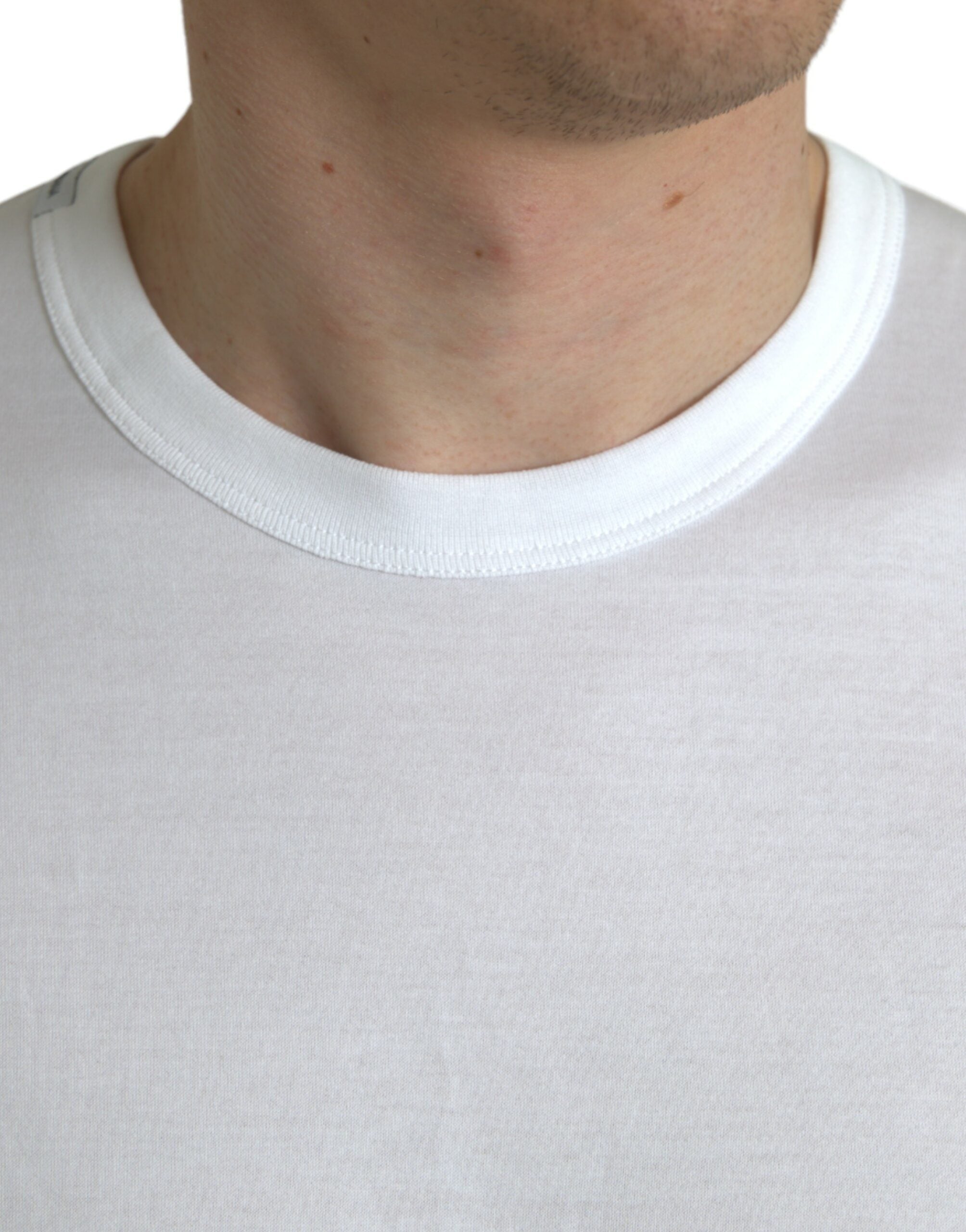 Wit T-shirt met ronde hals en korte mouwen en logo