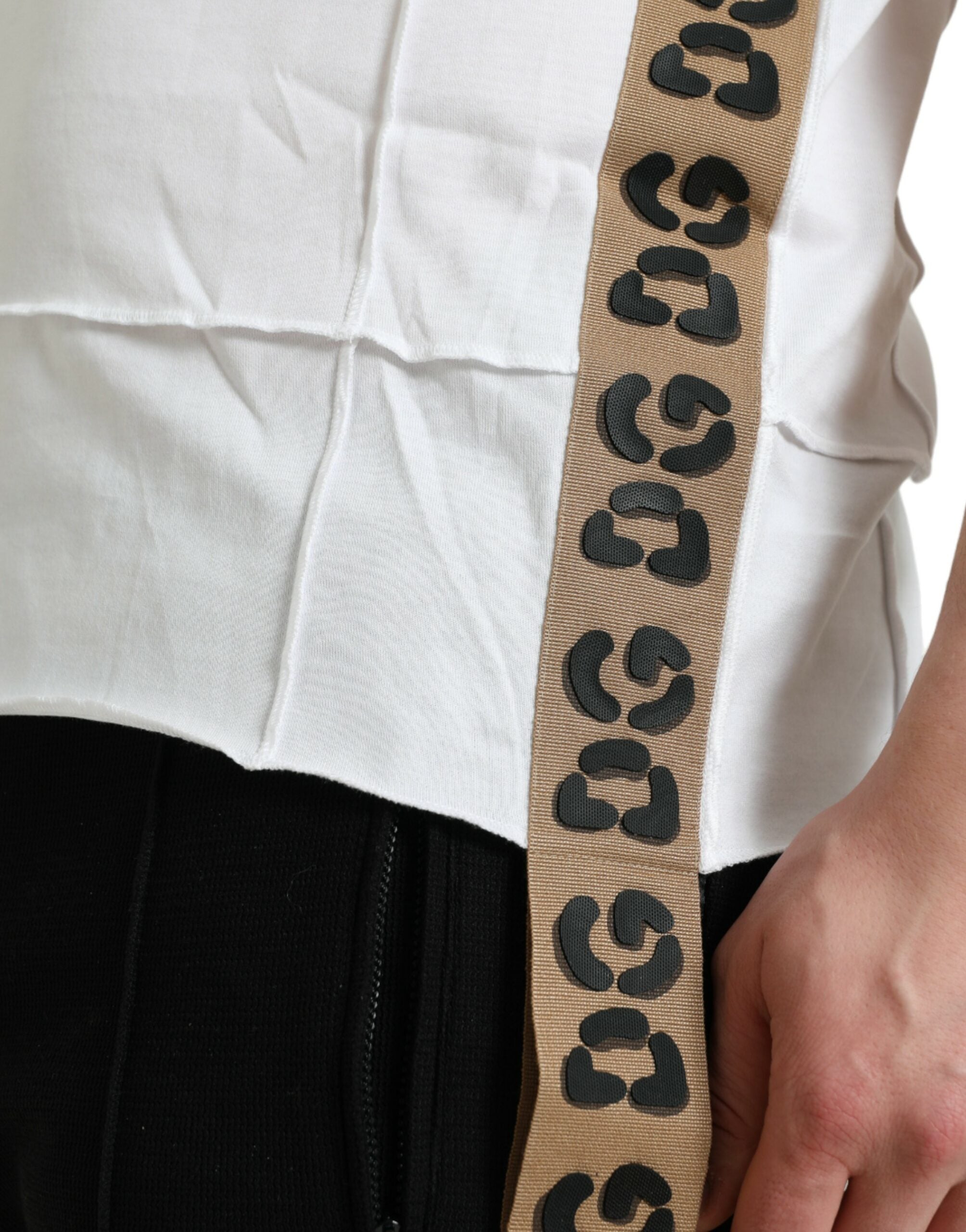 Wit T-shirt met ronde hals en korte mouwen en logo