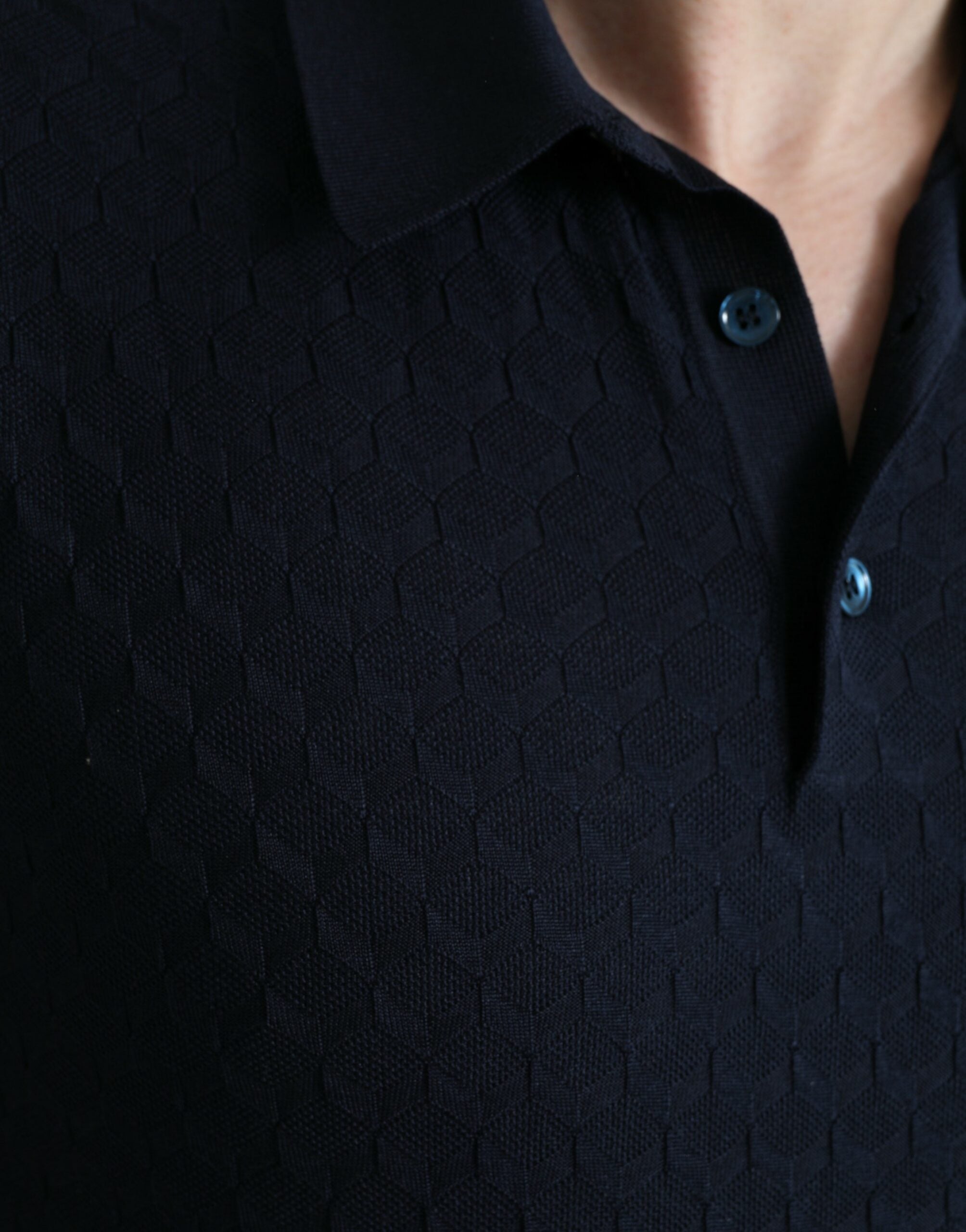 Donkerblauw poloshirt met korte mouwen en kraag
