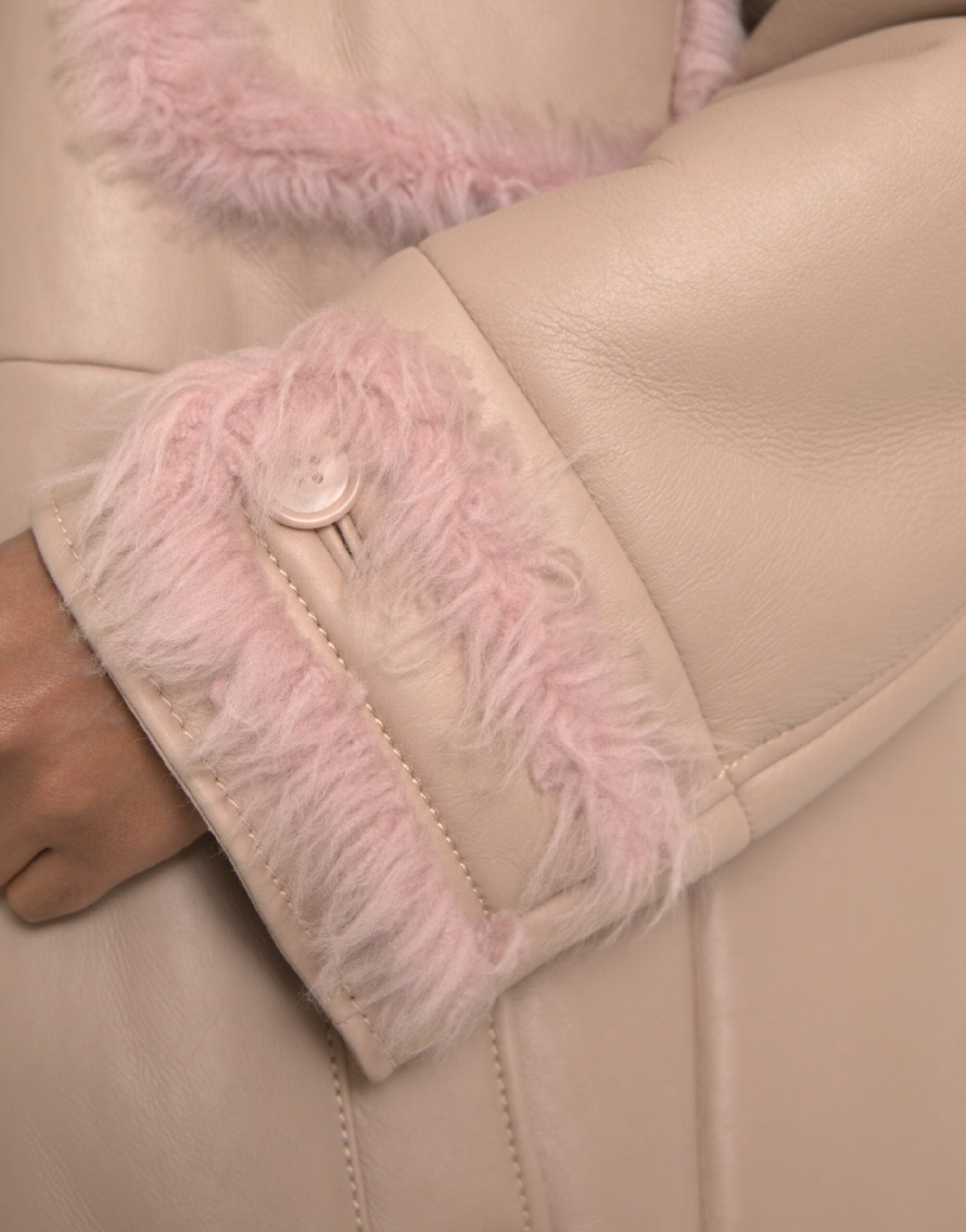 Beige roze lamsleren schapenvachtjas