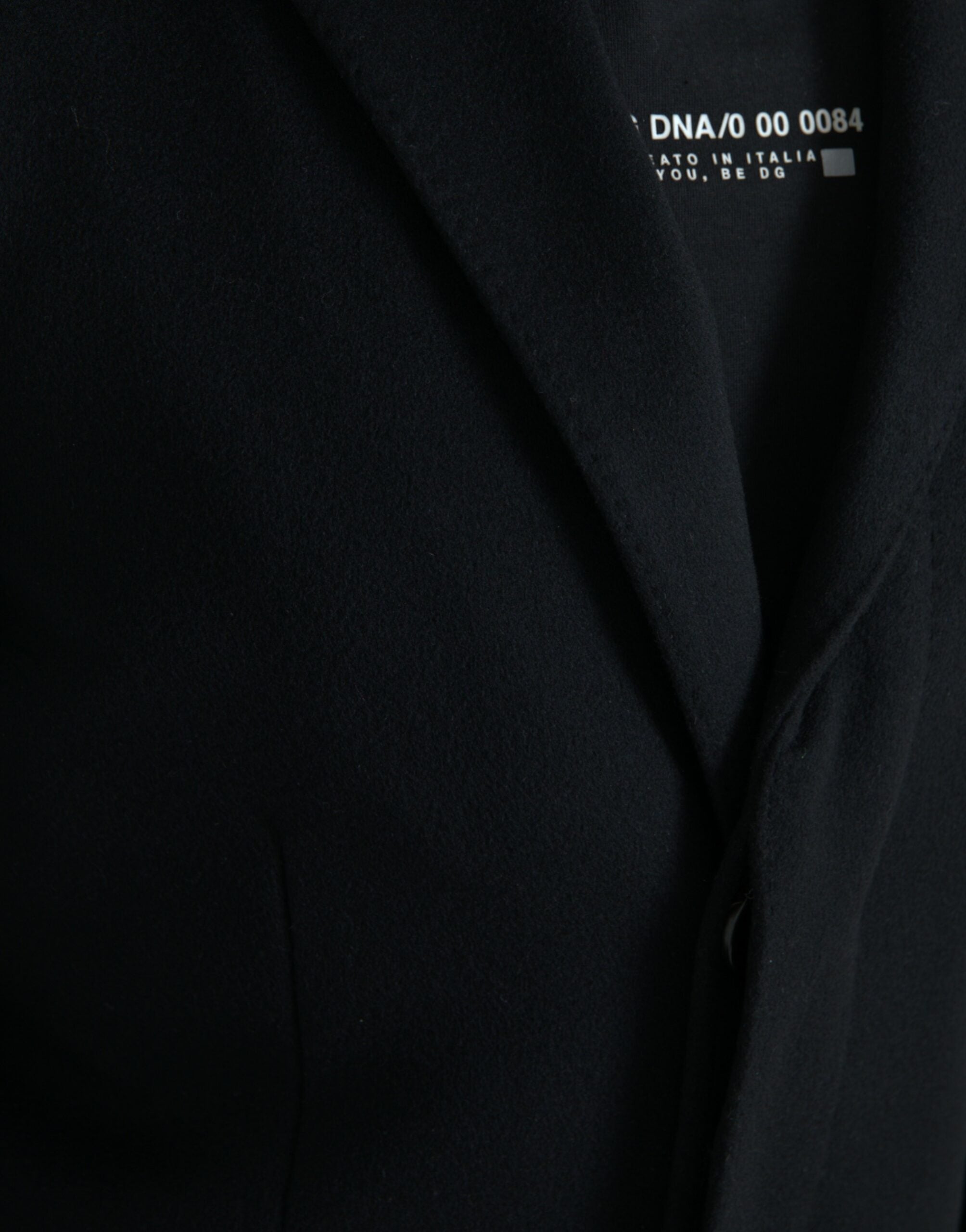 Zwarte trenchcoat met enkele rij knopen
