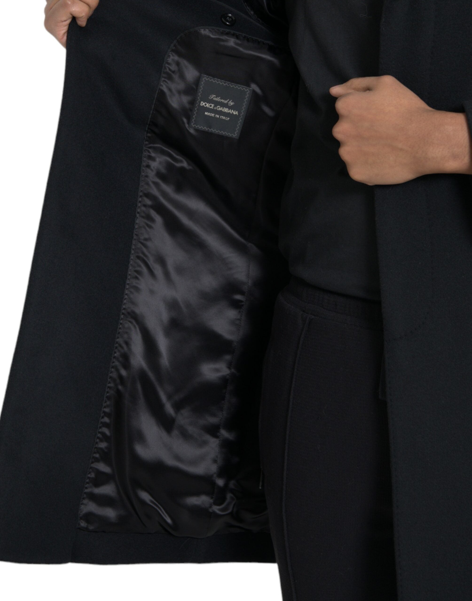 Zwarte trenchcoat met enkele rij knopen