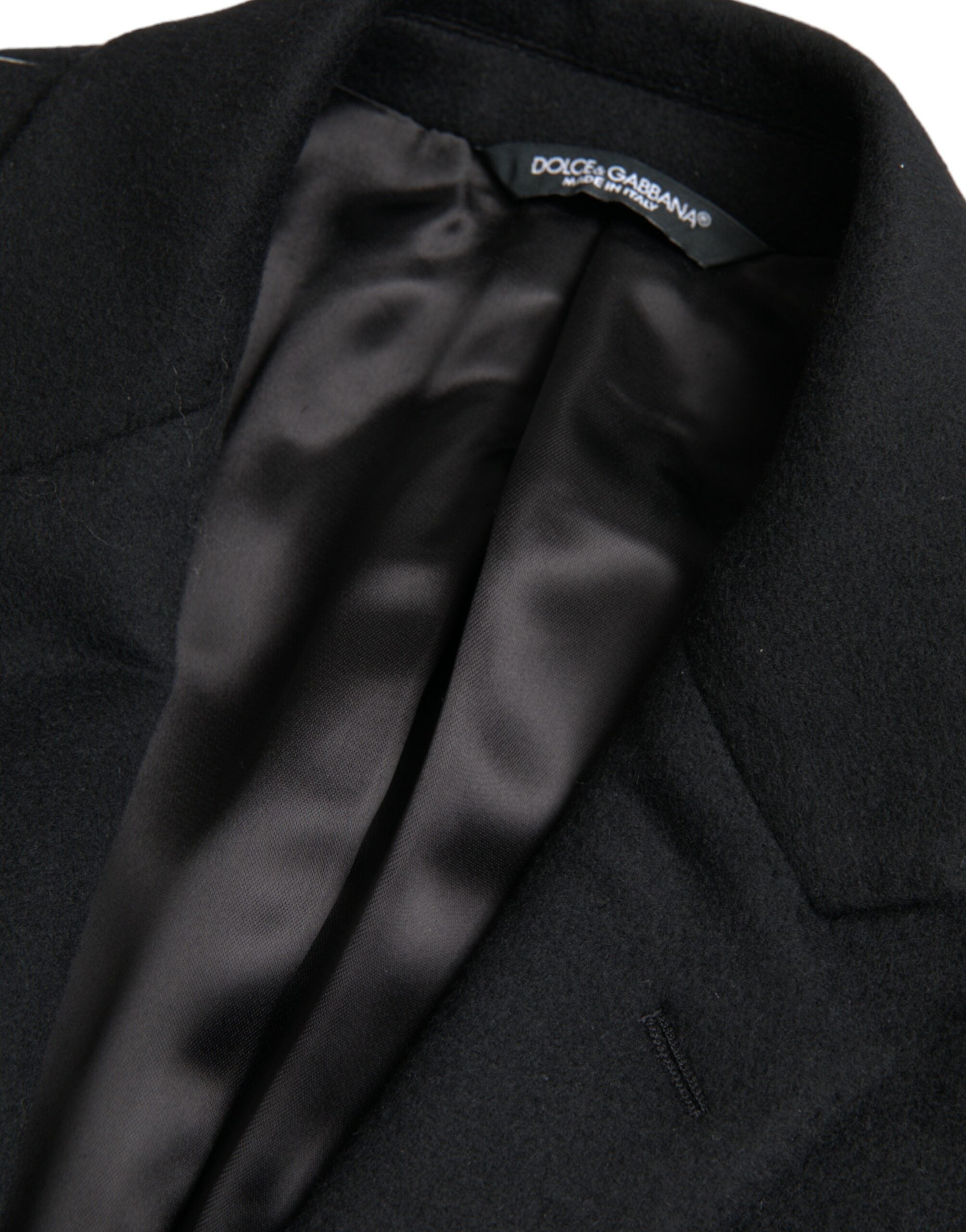 Zwarte trenchcoat met enkele rij knopen