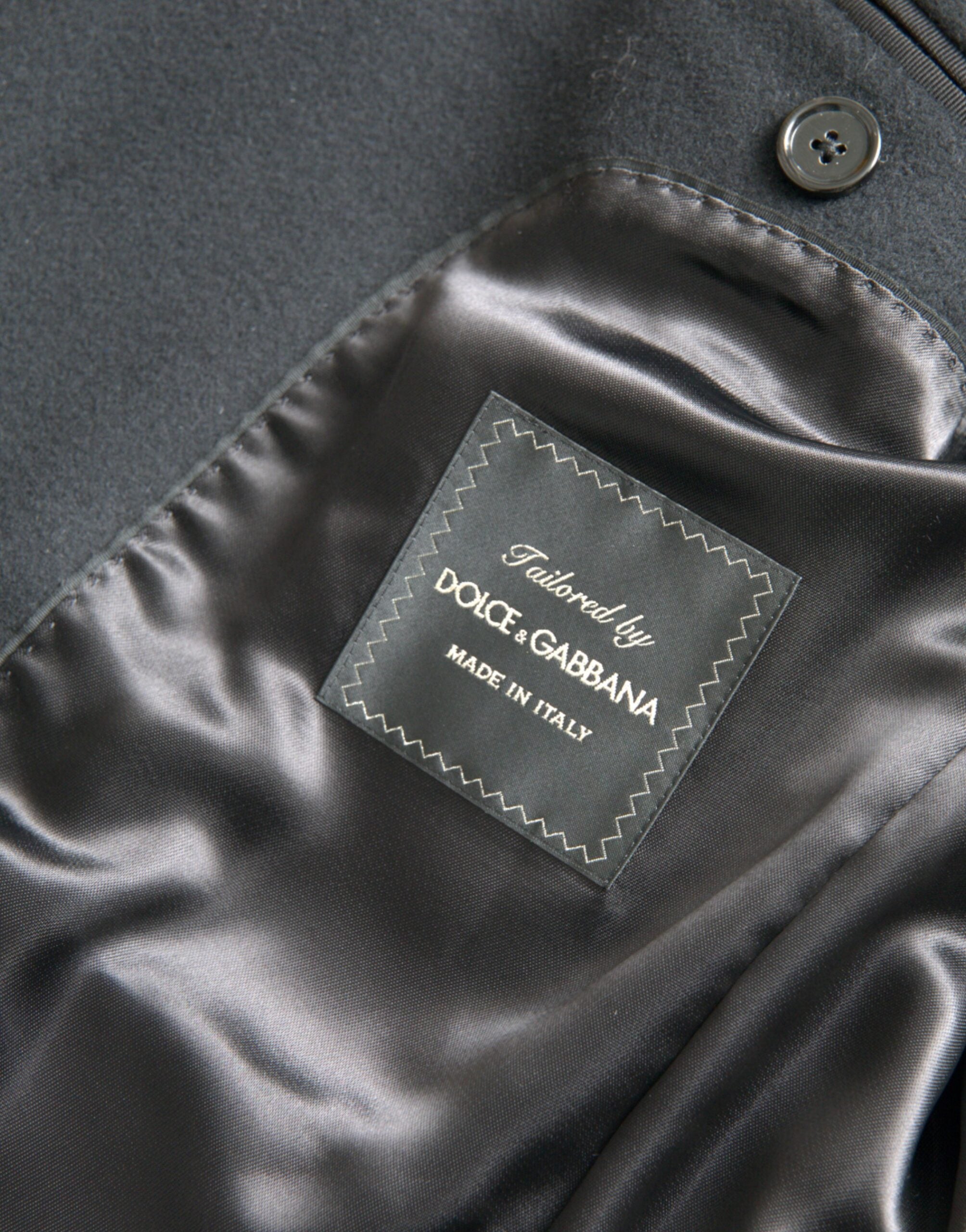 Zwarte trenchcoat met enkele rij knopen
